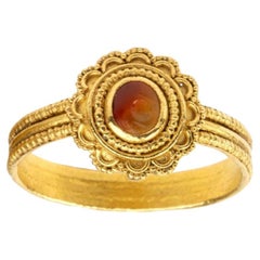 Ring aus Gelbgold und Achat im archäologischen Stil