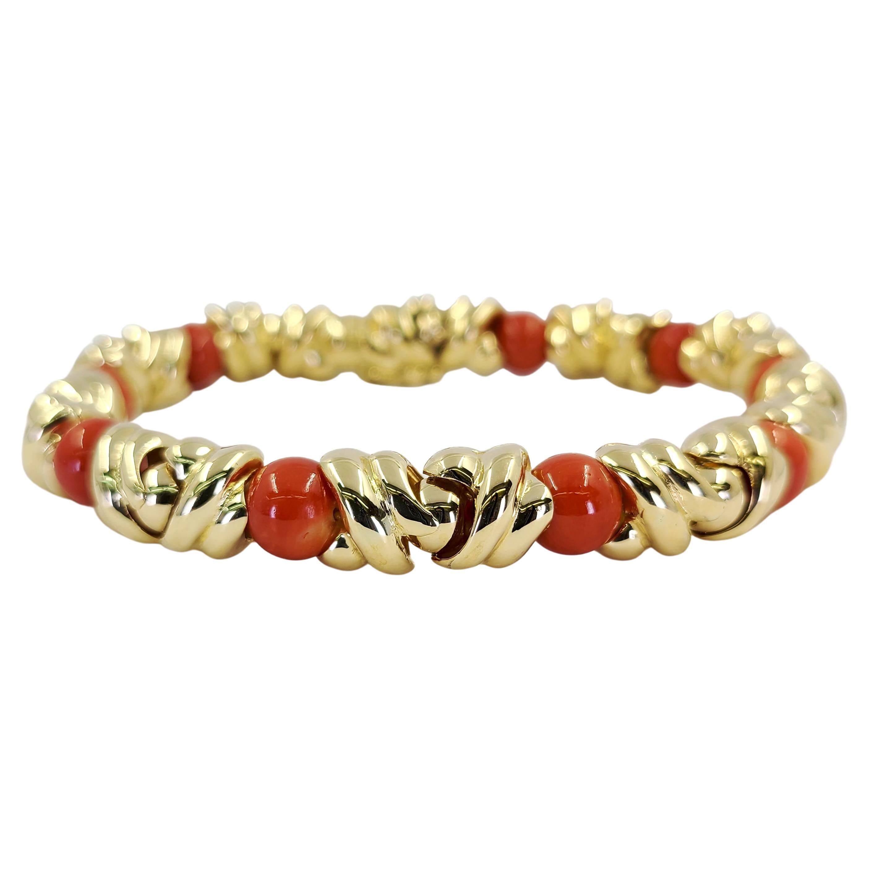 Bracelet en or jaune et perles de corail en vente