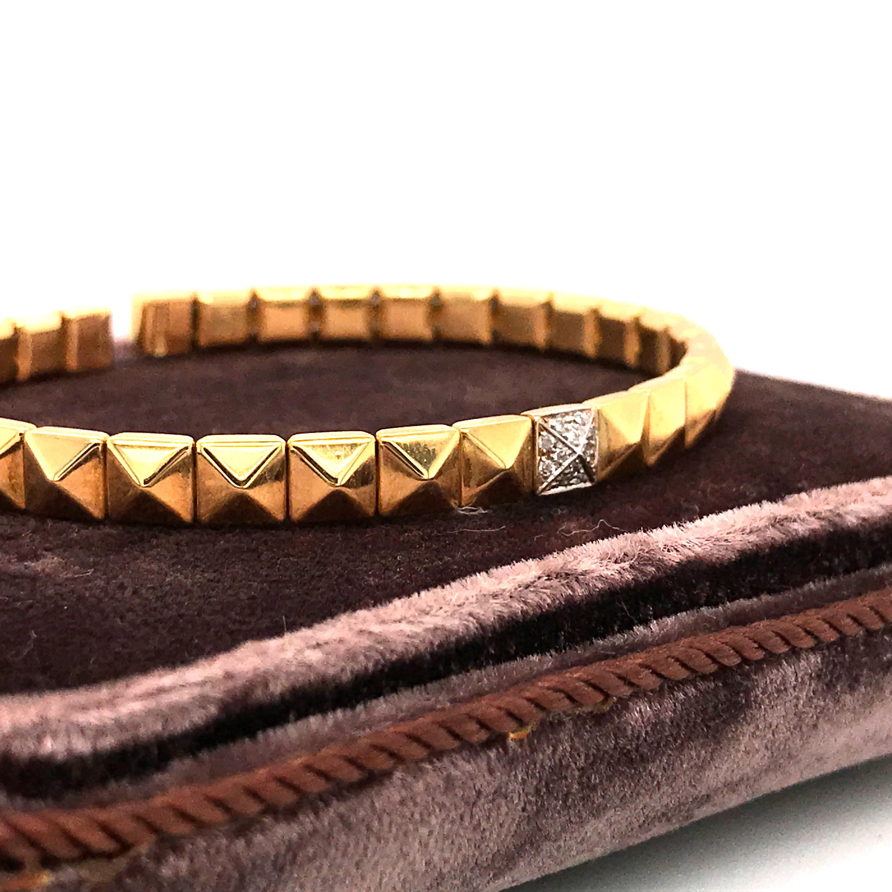Yellow Gold and Diamond 0.60 Carat Color G Flexible Bracelet 18K Pyramid Shape (Zeitgenössisch)
