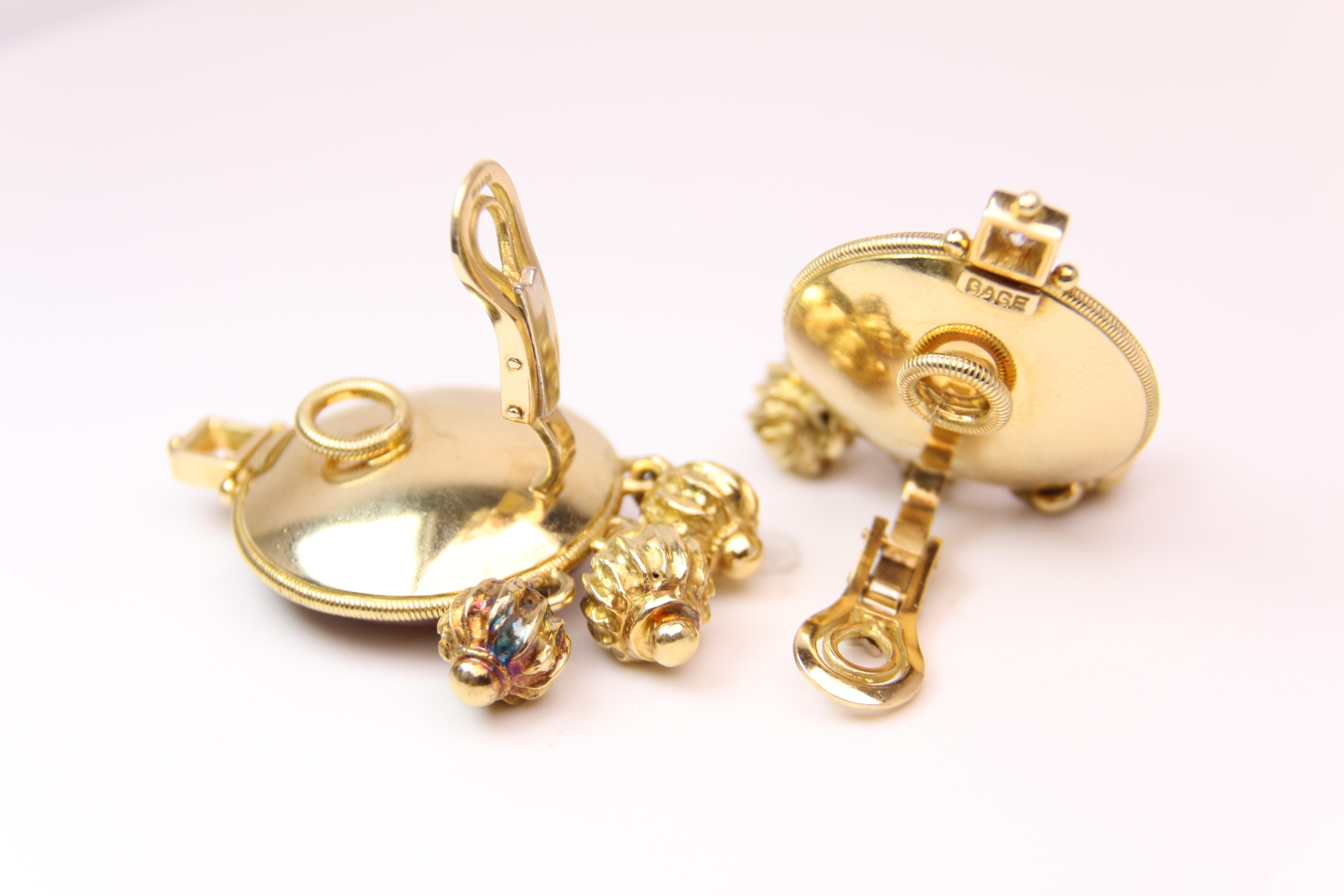 Moderne Elizabeth Gage Boucles d'oreilles en or jaune et cornaline avec diamants en vente