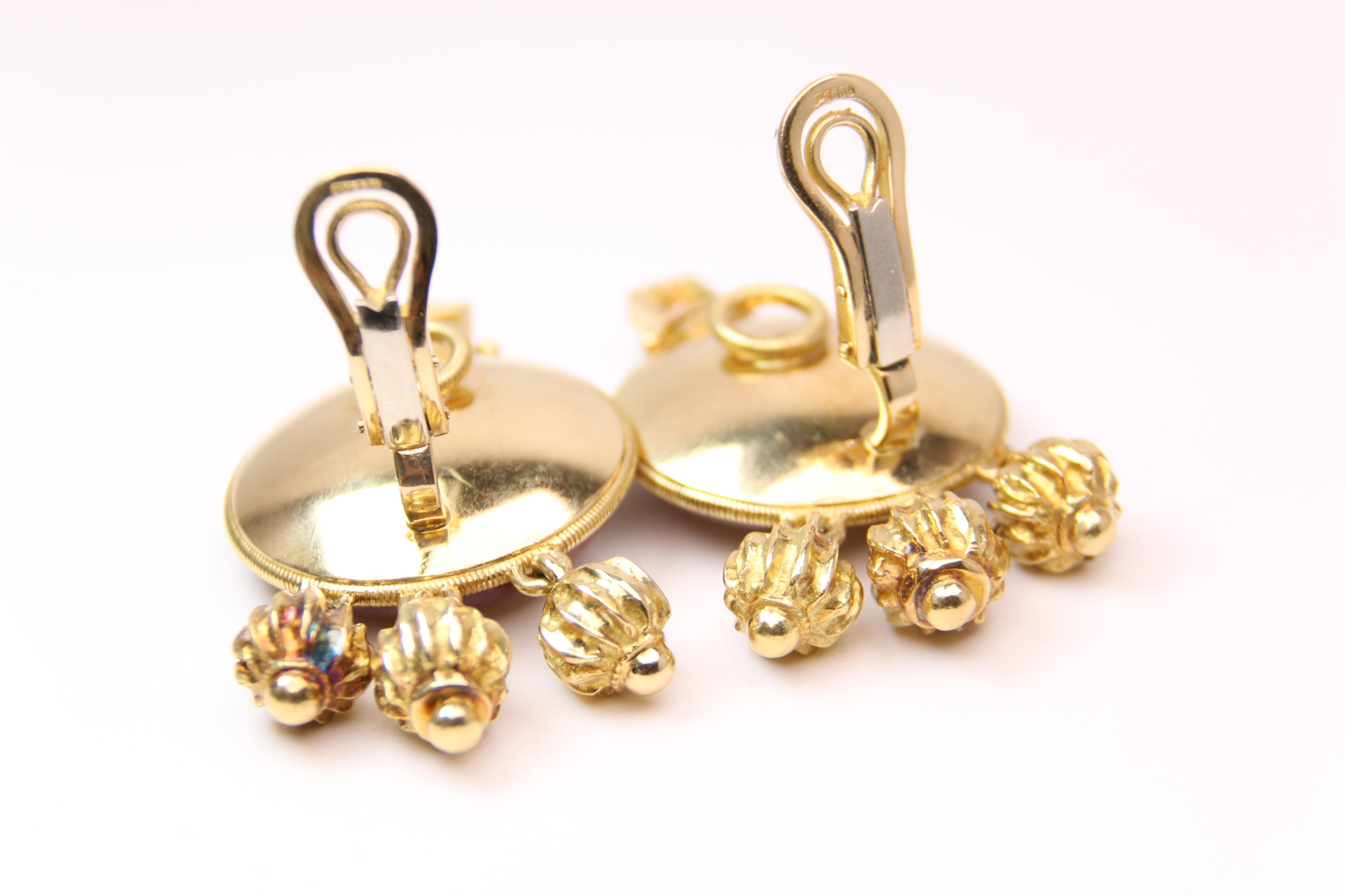 Taille ronde Elizabeth Gage Boucles d'oreilles en or jaune et cornaline avec diamants en vente