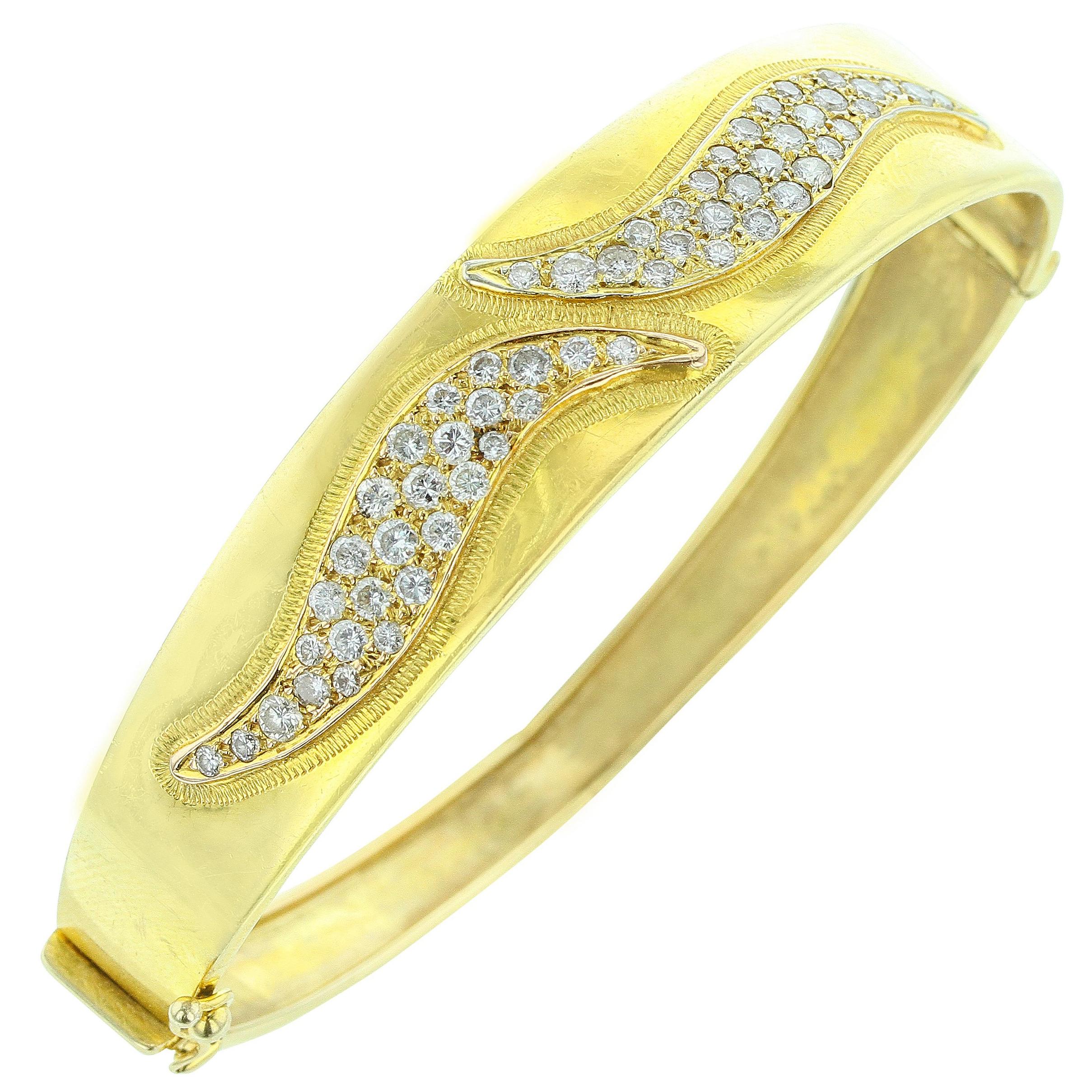 Bracelet jonc à double épaisseur en or jaune et diamants en vente