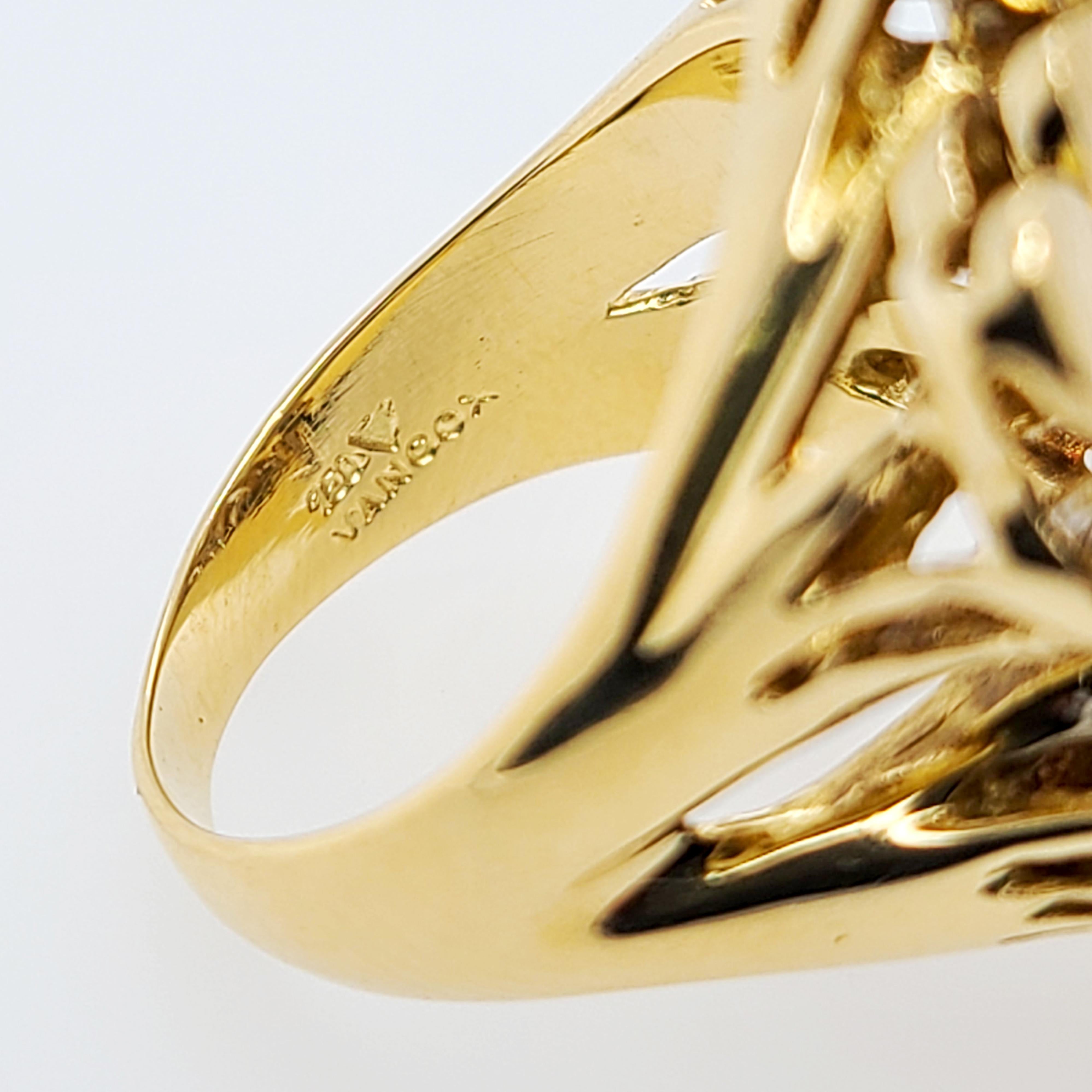 18 Karat Gelbgold Blume Cluster Ring mit 103 runden Diamanten im Brillantschliff von VS Reinheit und G Farbe insgesamt 0,75 Karat und mattes Finish Gold. Fingergröße 7.5; Der Kauf beinhaltet einen Größenservice vor dem Versand. Das fertige Gewicht
