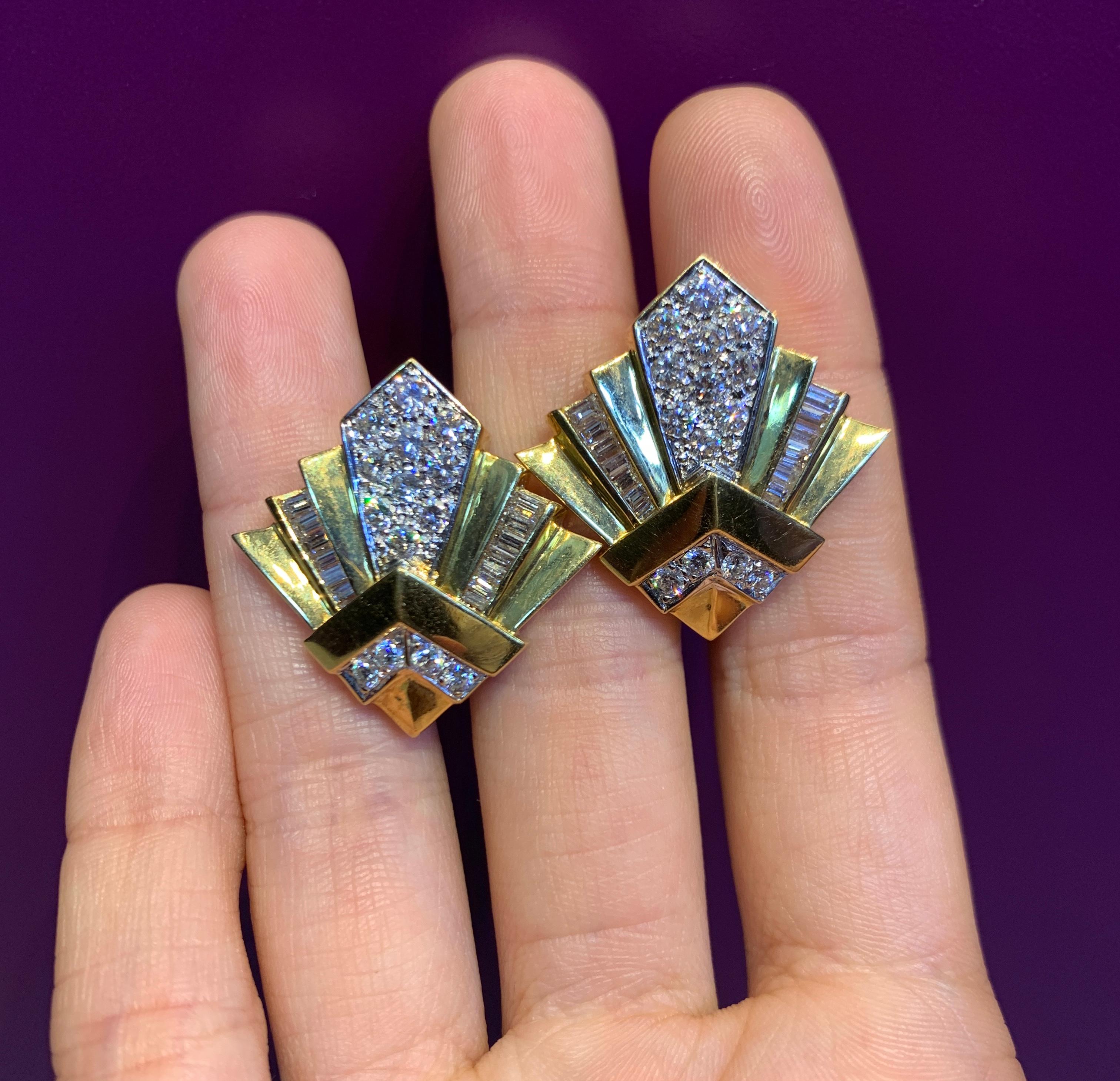 Yellow Gold and Diamond Geometric Earrings In Excellent Condition For Sale In New York, NY