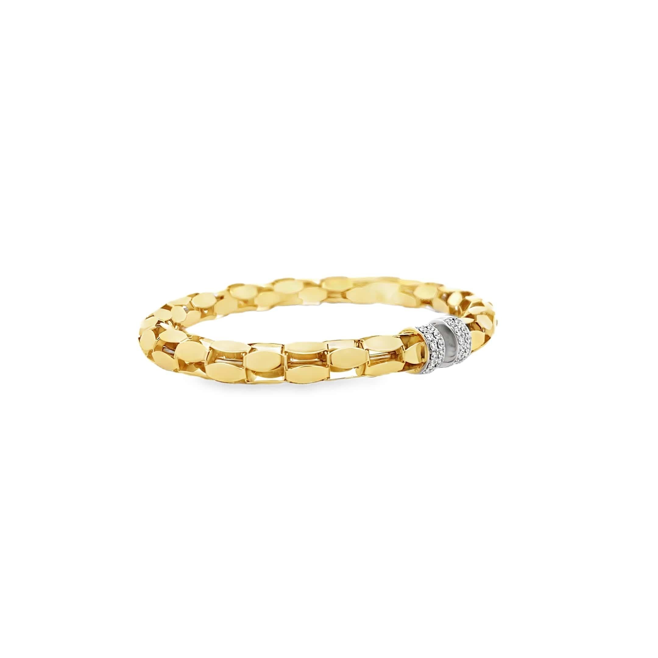 Dieses moderne Armband aus 18 Karat Gelbgold strahlt mit seinen flexiblen Gliedern aus Gelbgoldplättchen, die mit Pave-Diamanten von insgesamt 0,3 Karat akzentuiert sind, Raffinesse aus. Das schlichte Design dieses Armbands verbindet nahtlos