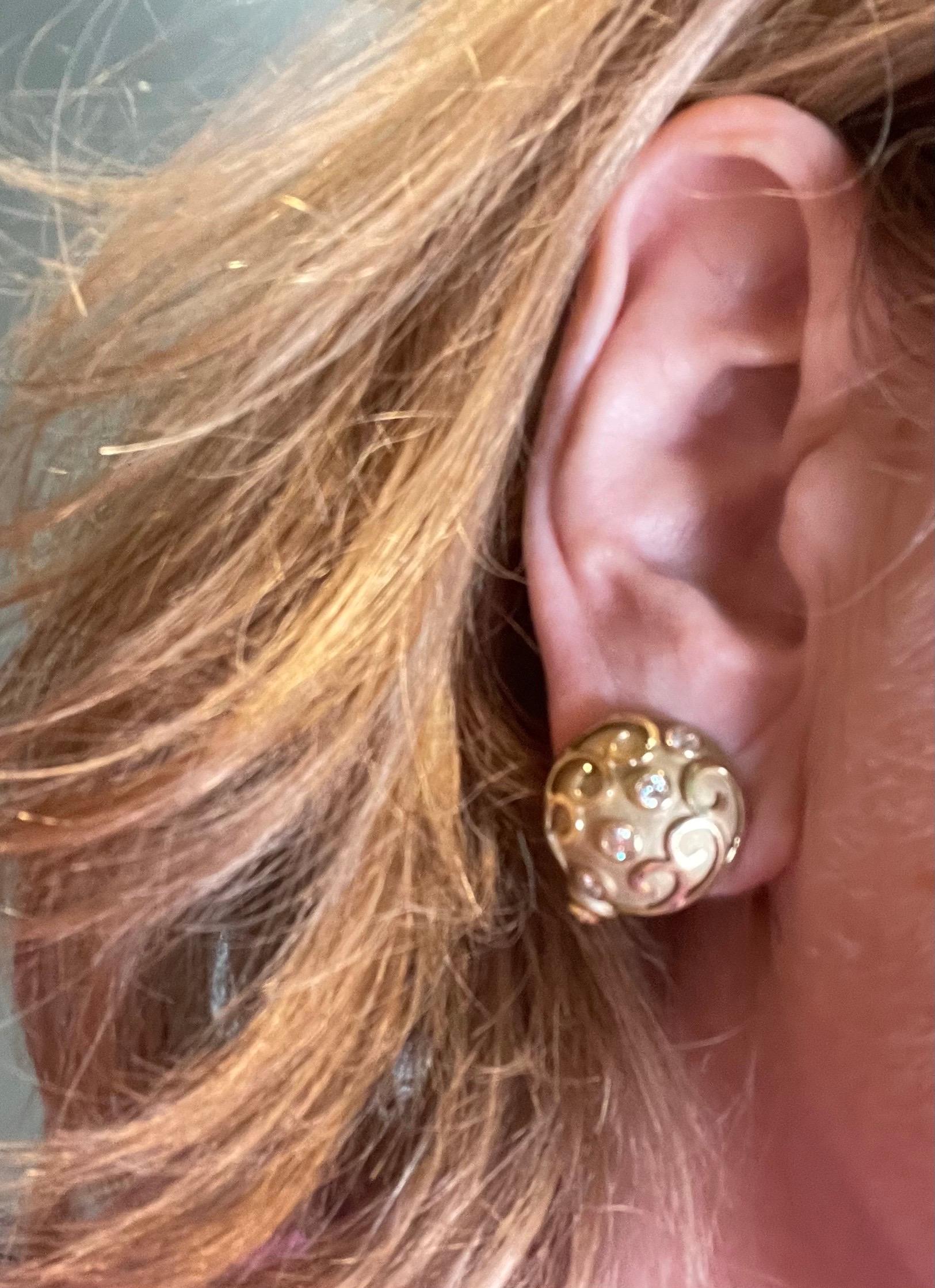Taille ronde Boucles d'oreilles Mahlia en or jaune et diamants en vente