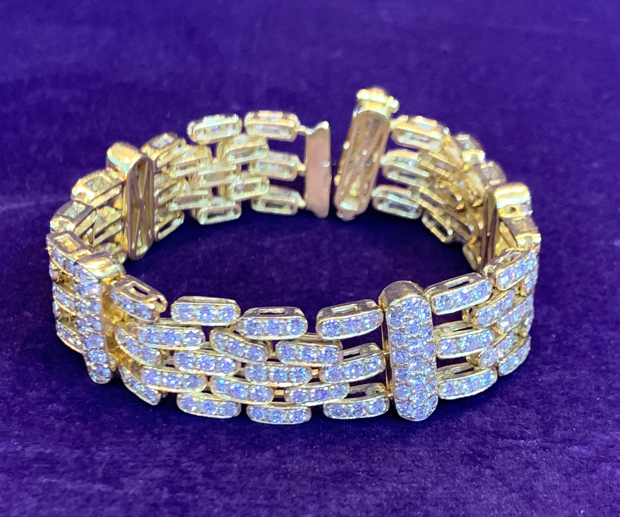 herrenarmband aus 18 Karat Gelbgold mit 290 Diamanten im Brillantschliff mit einem Gewicht von ca. 11,80 ct.
Länge: 6,5