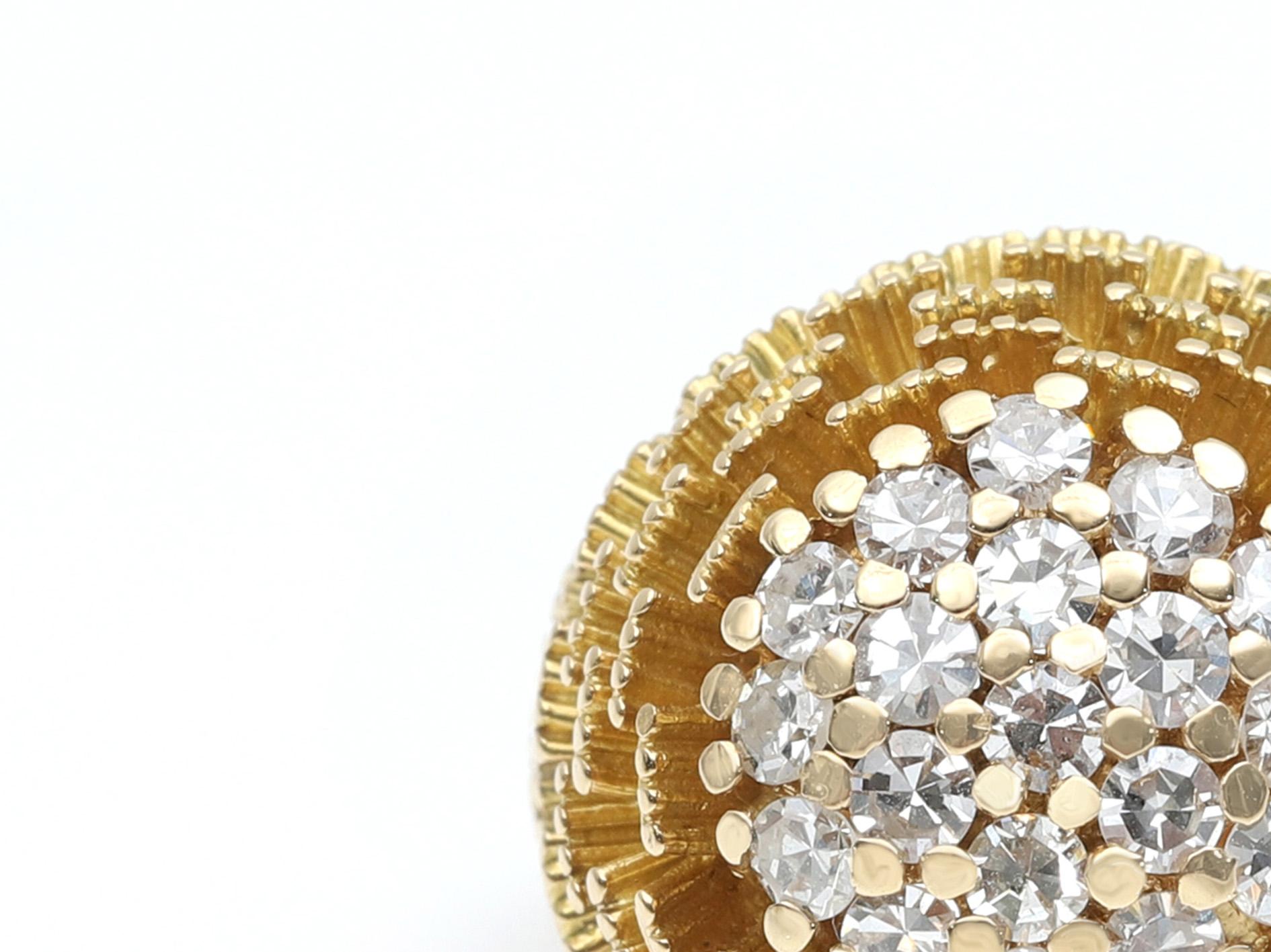 Bague en or jaune et diamants, vers 1970 Unisexe en vente