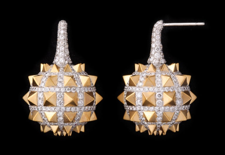 Very cool and unusual 18 Karat Yellow Gold and Diamond Spike earrings

Approx 7.56 ct of Diamonds