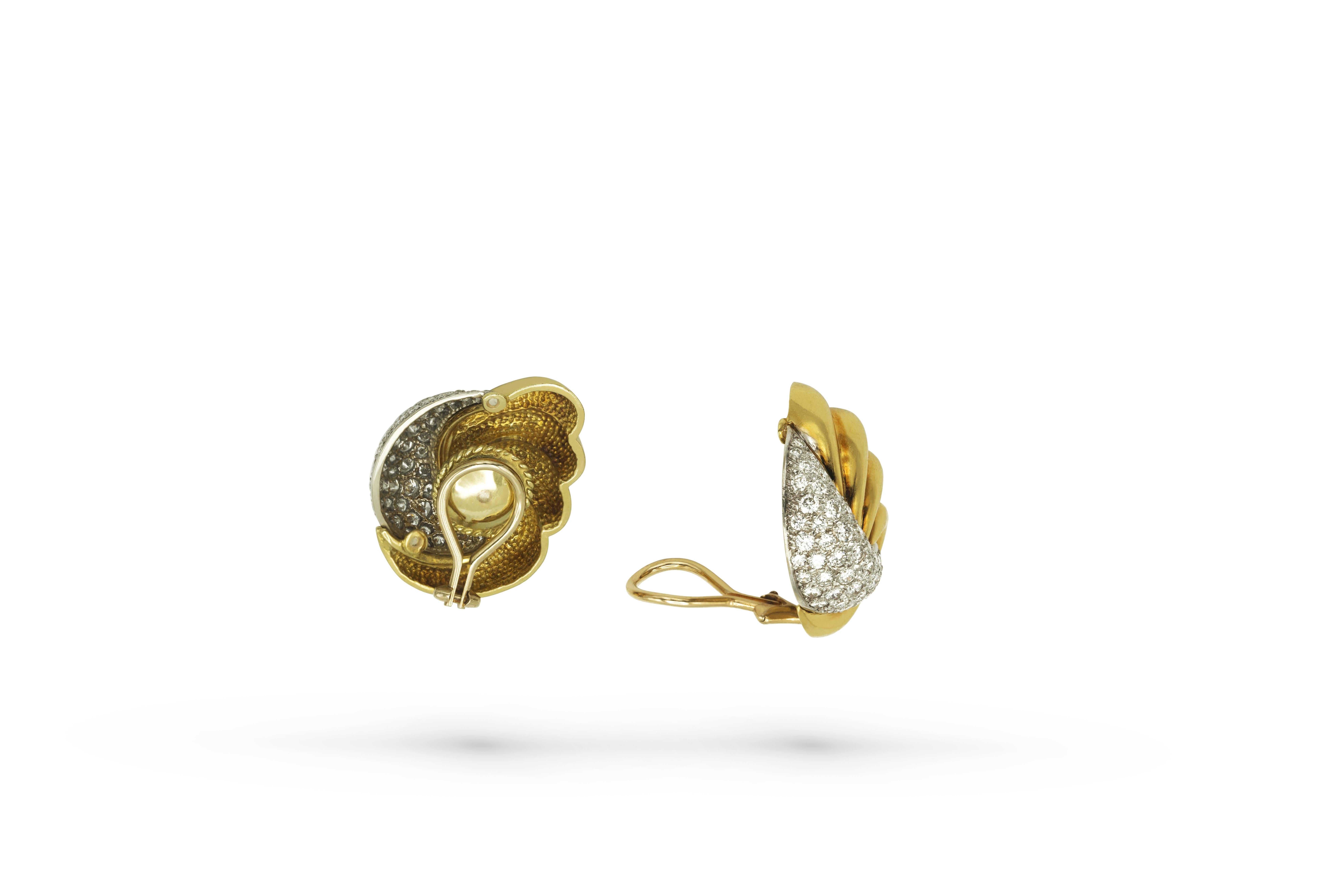 Earrings in yellow gold set with diamonds. 
(19grs)