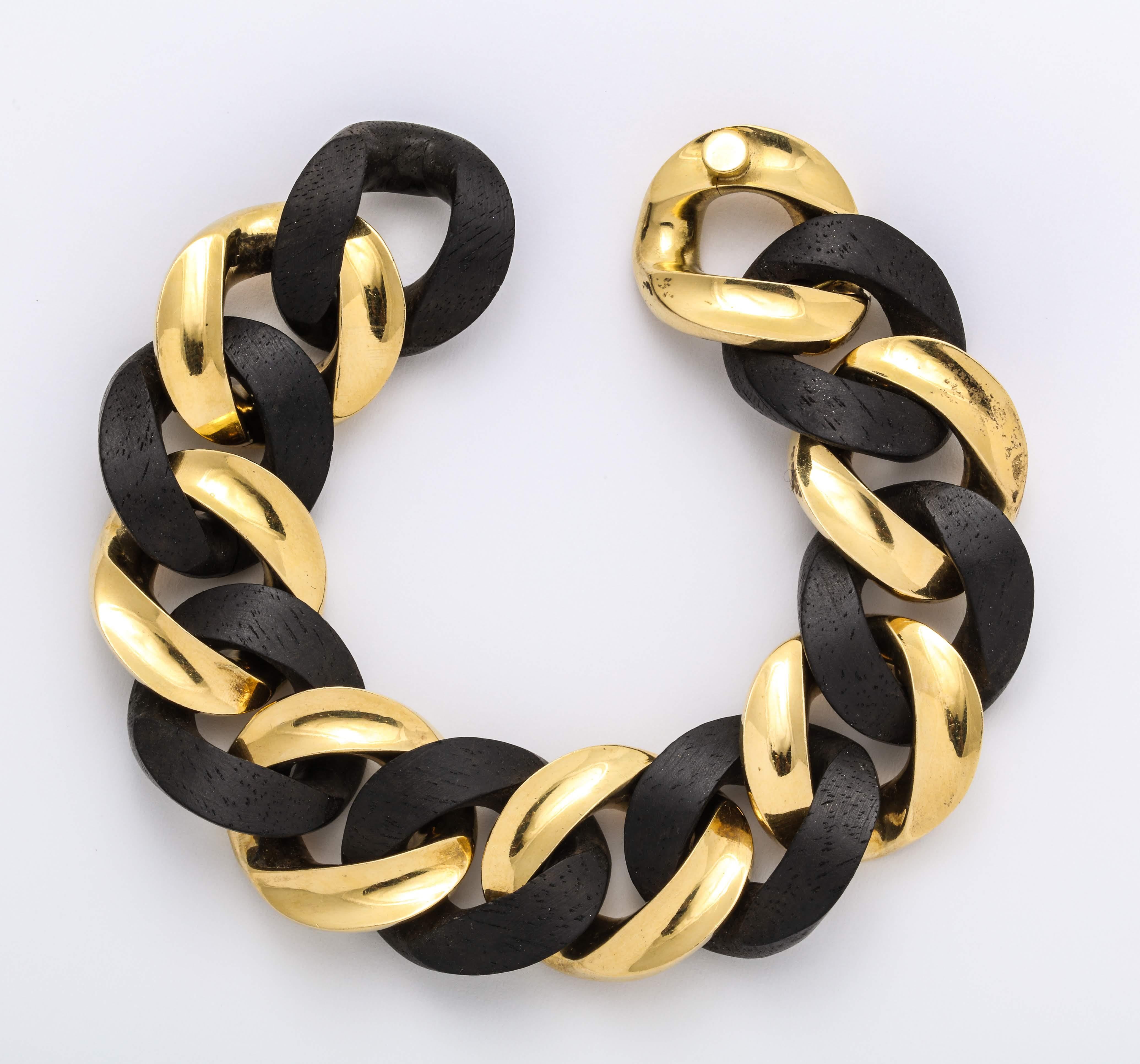 Yellow Gold and Ebony Wood Curb-Link Bracelet In New Condition In New York, NY
