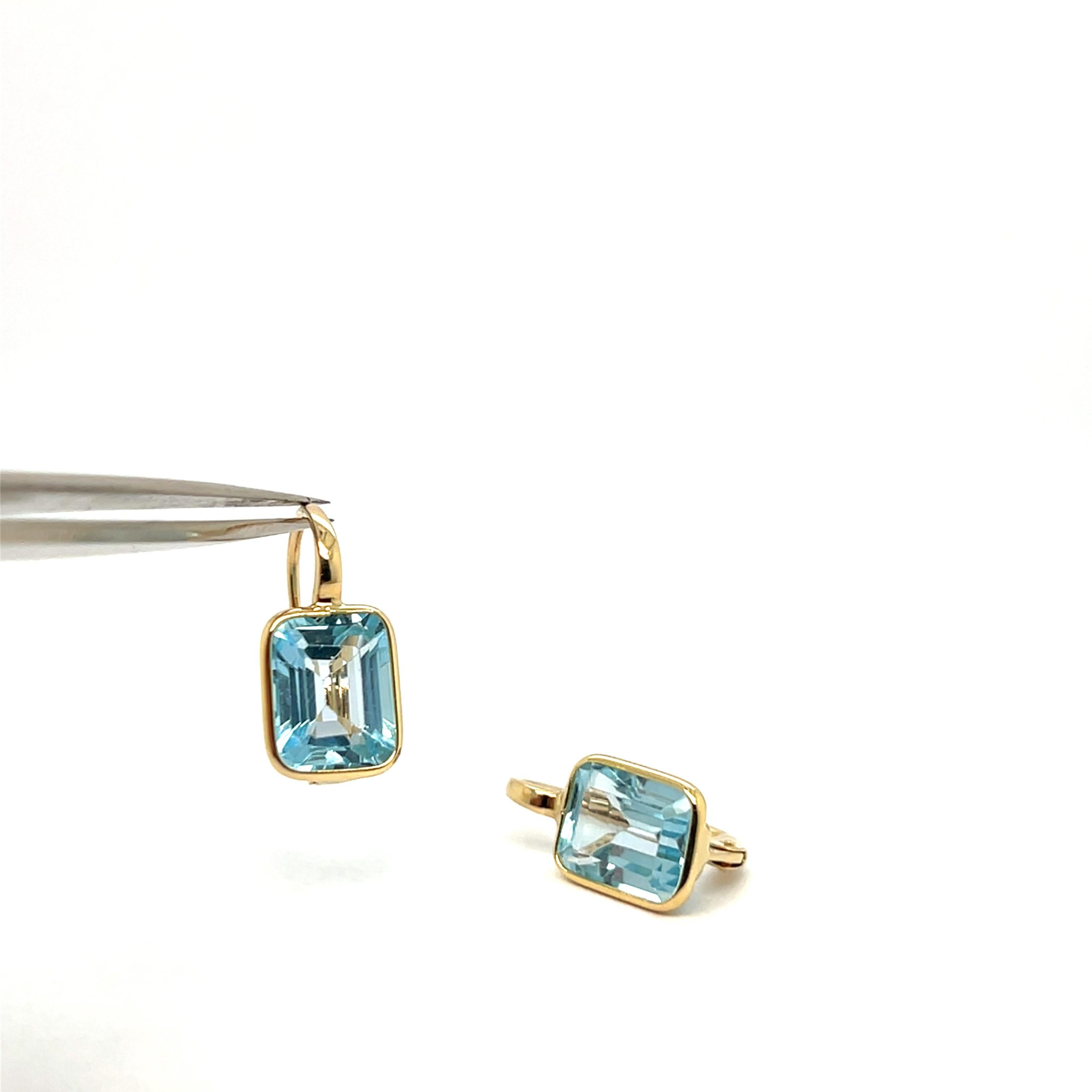 Diese strahlenden und raffinierten Ohrringe aus 18 Karat Gelbgold zelebrieren die Begegnung zwischen dem warmen Glanz des Edelmetalls und der kristallinen Transparenz des natürlichen Quarzes.
Ihr reines, harmonisches Design macht sie zu einem