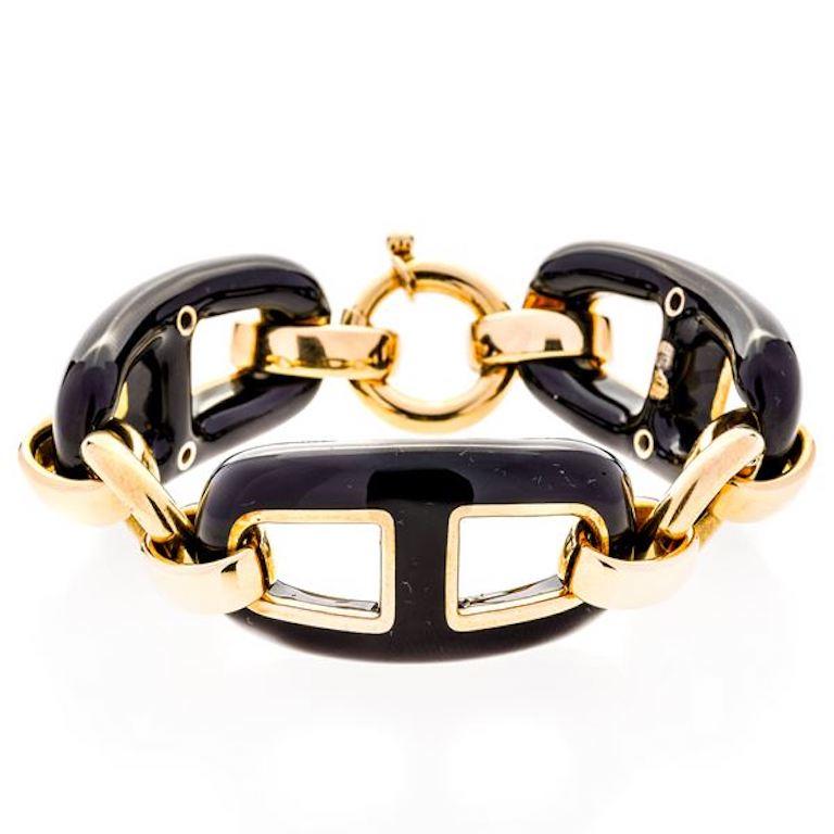 Bracelet made with large rectangular rounded links in onyx and yellow gold alternating with circular gold links. Bears the mark 925 and 750.

Length when opened: 19cm (7.5 inches)

Weight: 82.1 grams