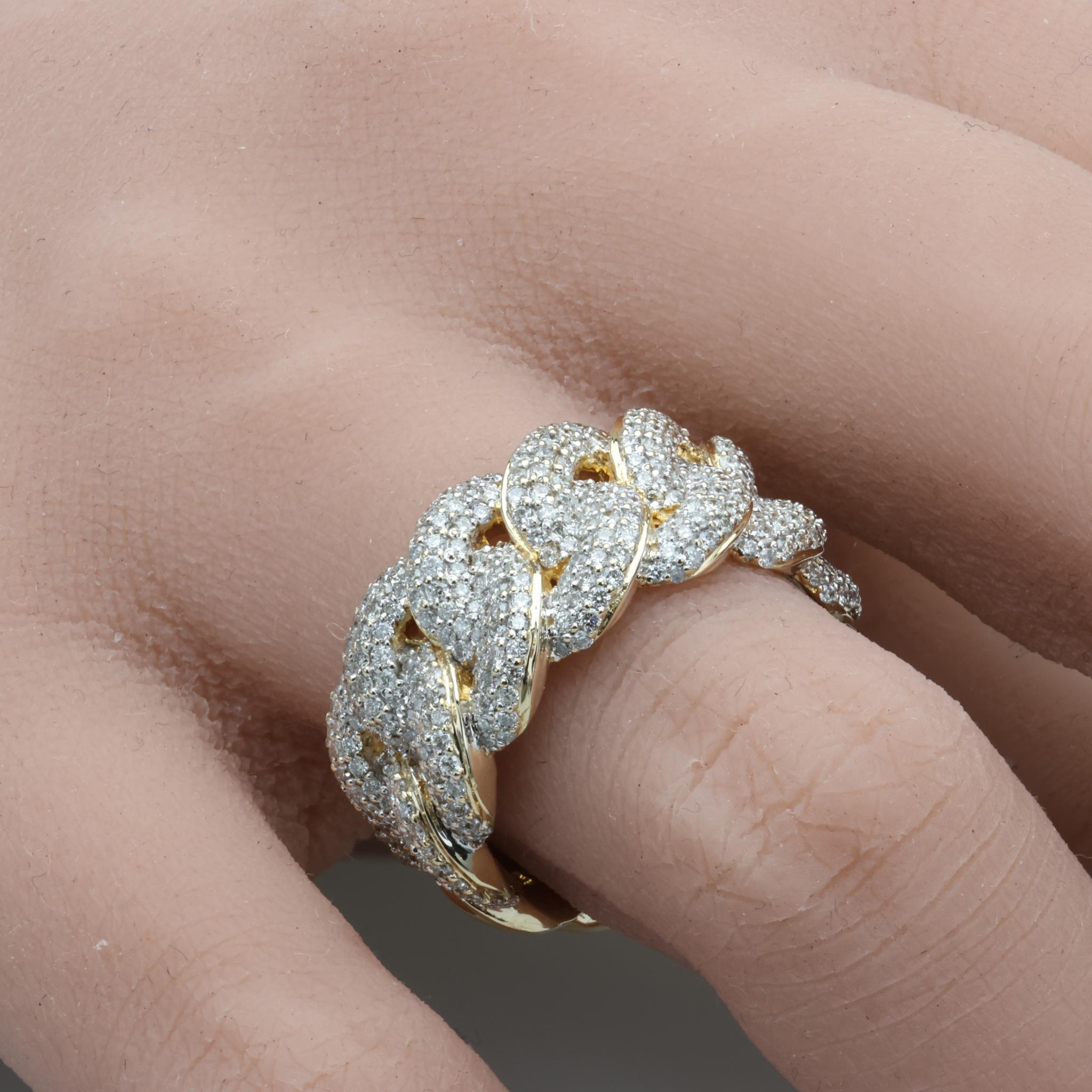 Taille ronde Bague à maillons cubains en or jaune et diamants pavés A Link en vente