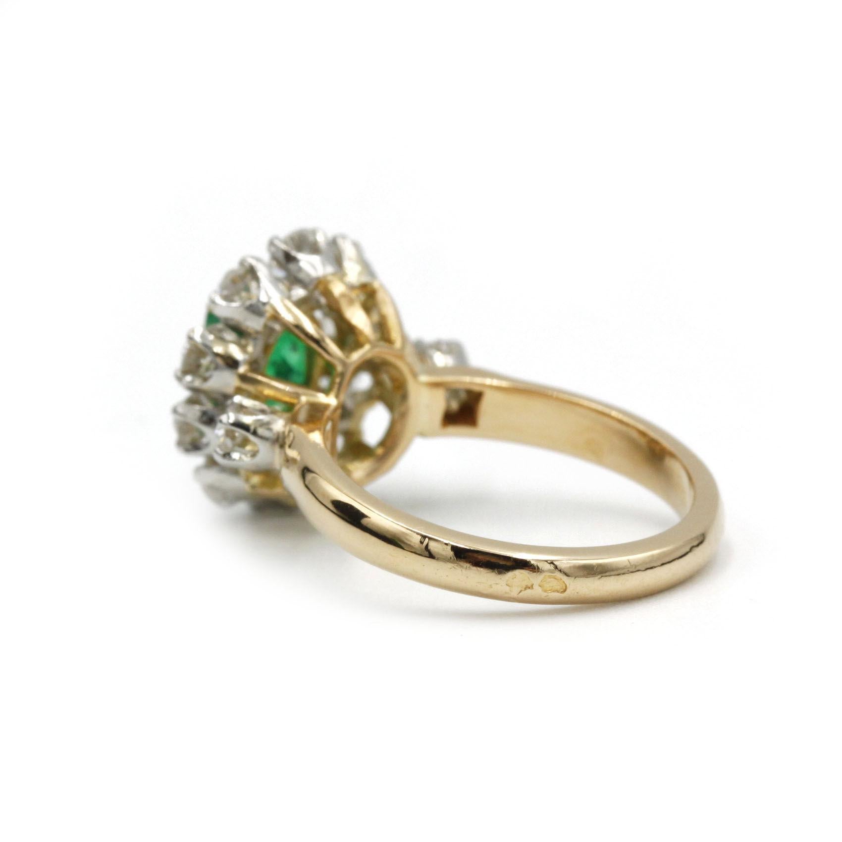 Taille émeraude Bague marguerite en or jaune et platine avec émeraude et diamants en vente