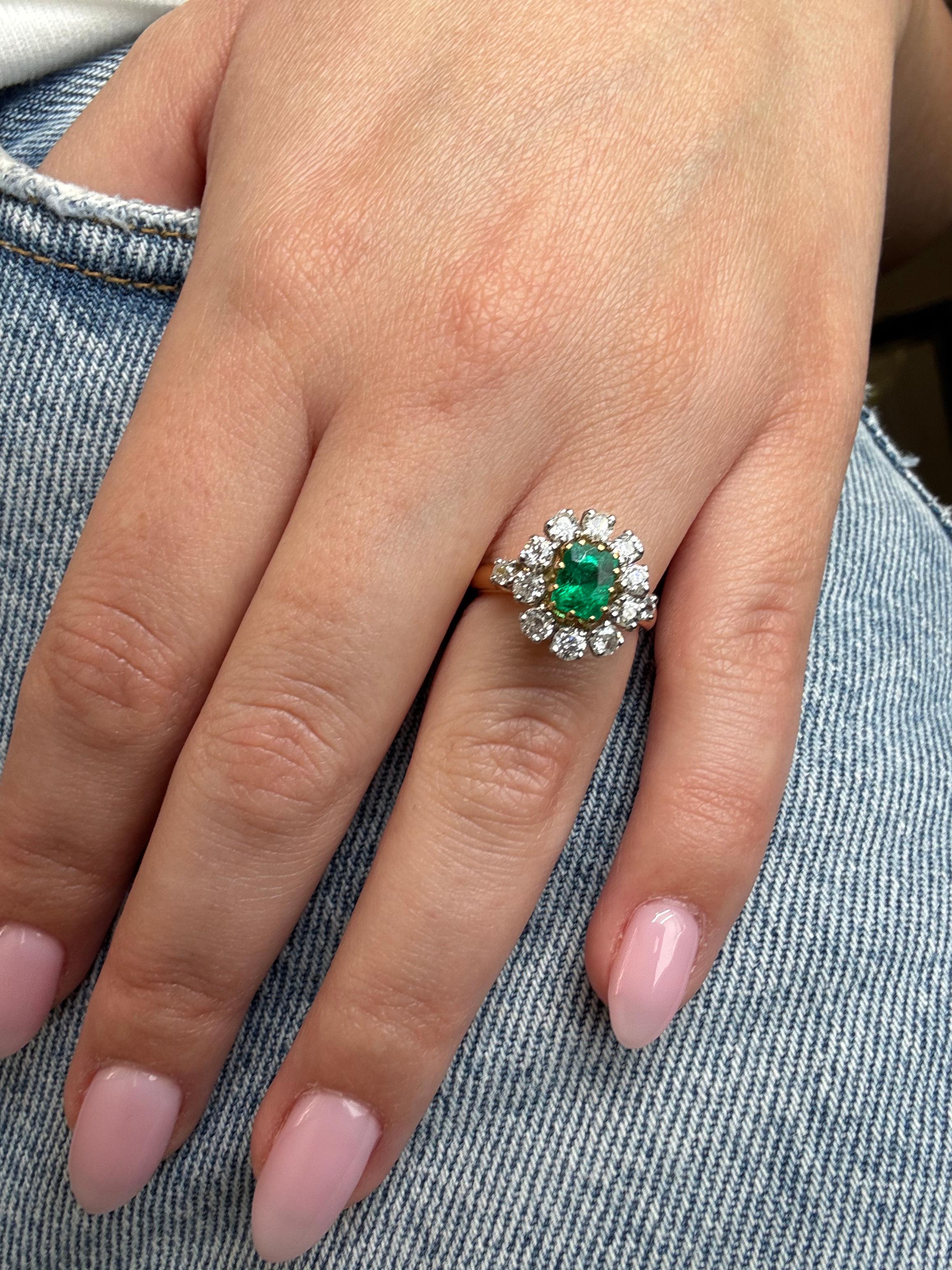 Taille émeraude Bague marguerite en or jaune et platine avec émeraude et diamants en vente