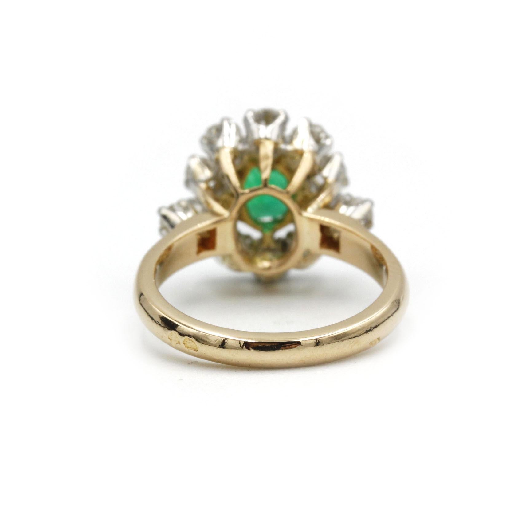 Bague marguerite en or jaune et platine avec émeraude et diamants Bon état - En vente à MONTMORENCY, FR