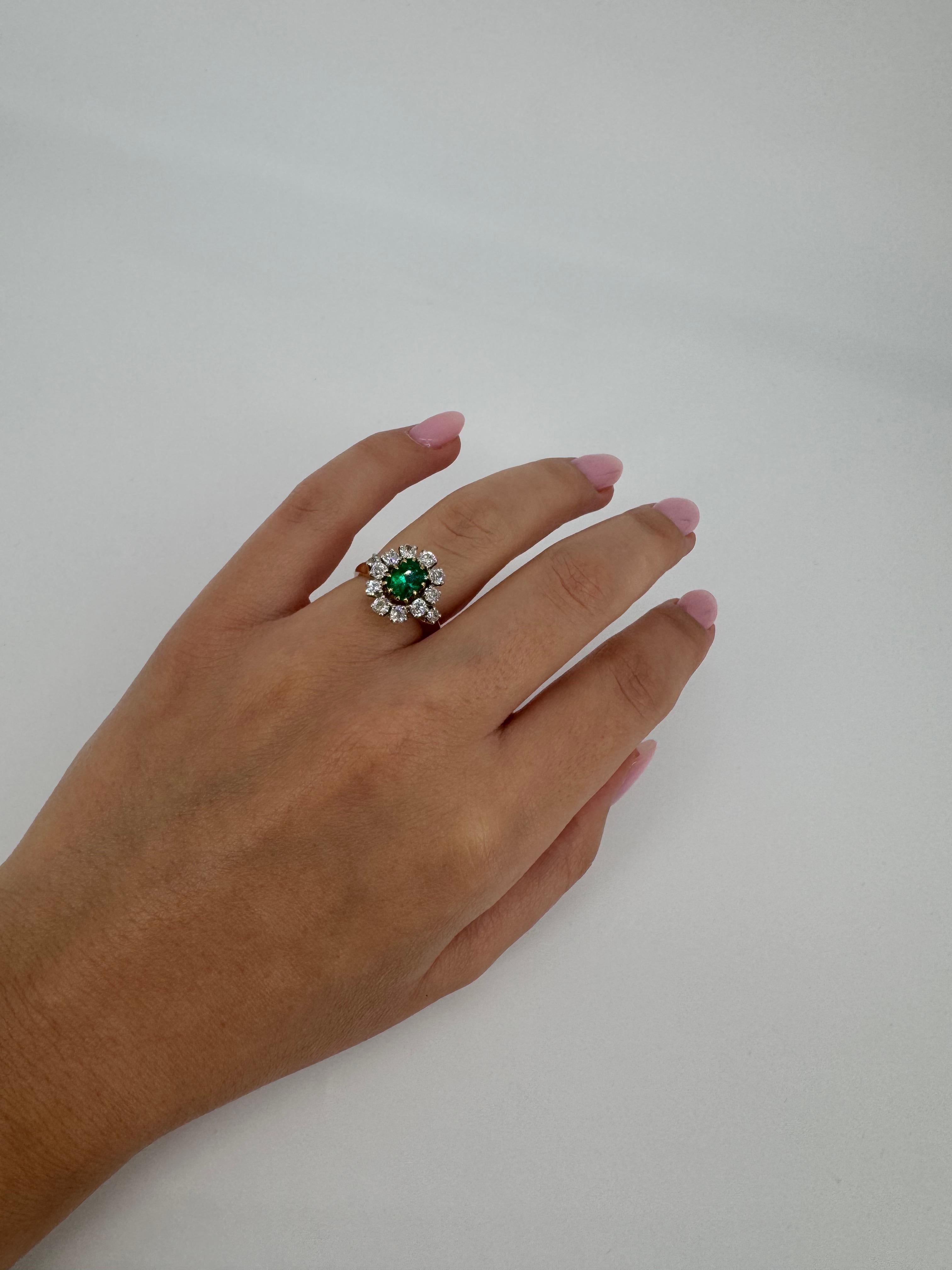 Bague marguerite en or jaune et platine avec émeraude et diamants en vente 3
