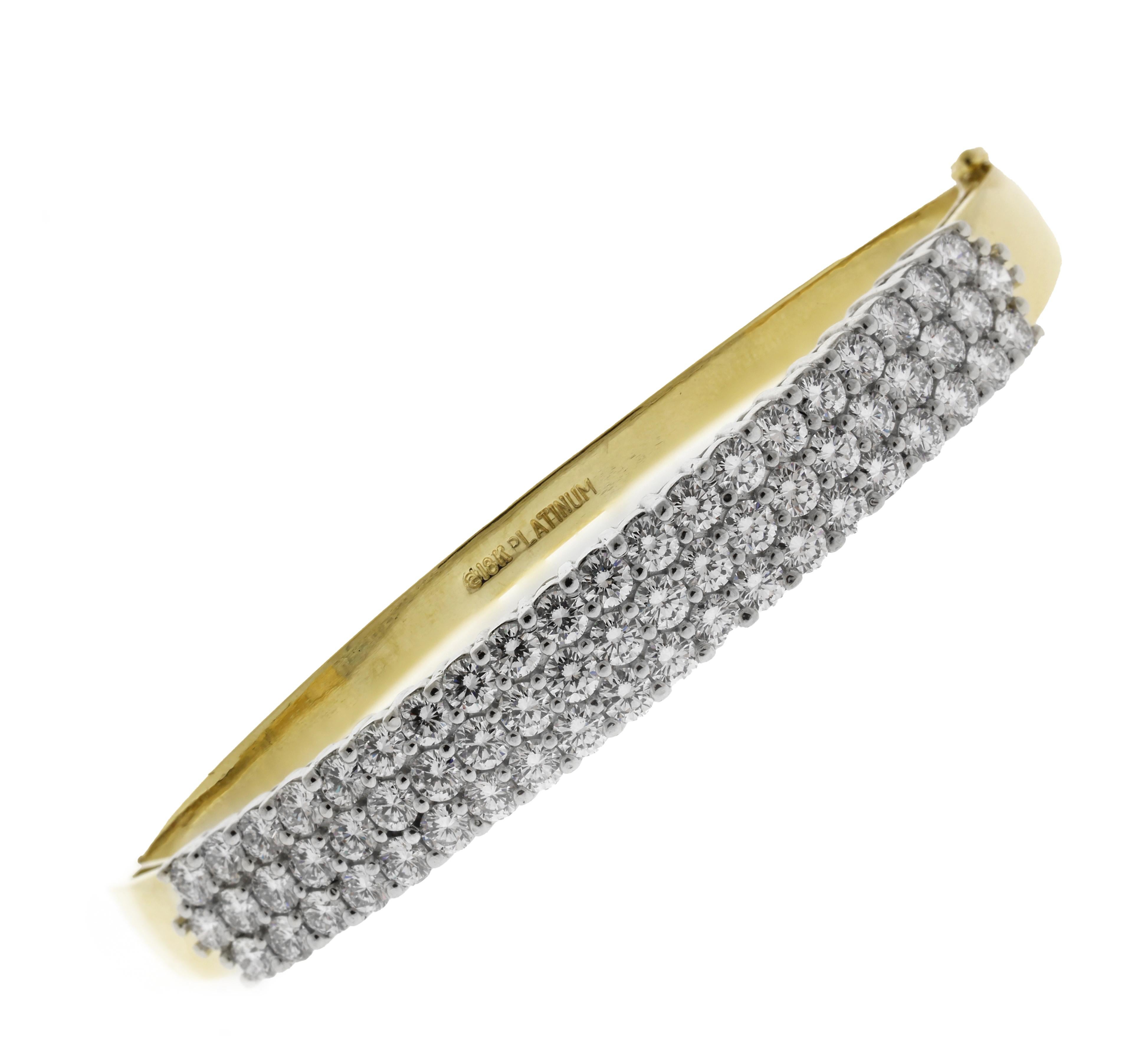 Gönnen Sie sich Luxus mit diesem exquisiten Armband, das drei Reihen mit 61 sorgfältig ausgewählten runden Diamanten von insgesamt ca. 5,50 Karat aufweist. Jeder Diamant ist in Zacken aus Platin gefasst, um die Brillanz zu maximieren, und besitzt