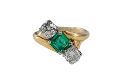 Anello bypass a tre pietre in oro giallo e platino con smeraldo a taglio quadrato e diamanti