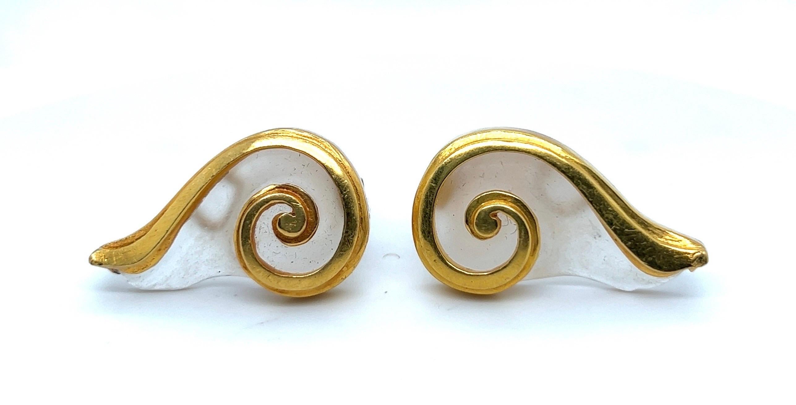 Wunderschönes Paar Ohrringe aus Gelbgold und Bergkristall des griechischen Juweliers Lalaounis.

Sie sind aus 21-karätigem Gelbgold gefertigt, haben jeweils die Form einer stilisierten Muschel und sind mit einer Einlage aus halbtransparentem,