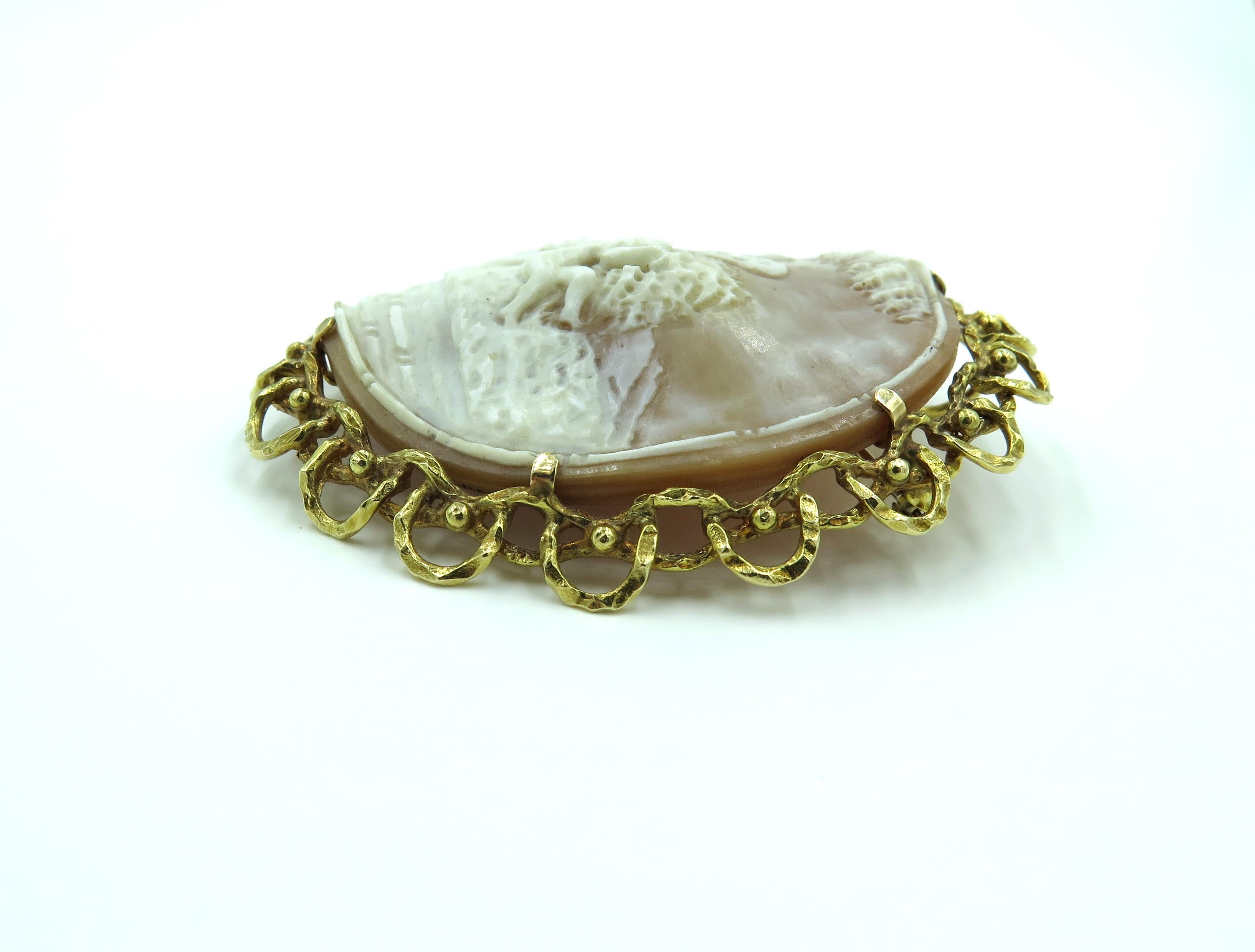Yellow Gold and Shell Cameo Brooch In Good Condition In New York, NY