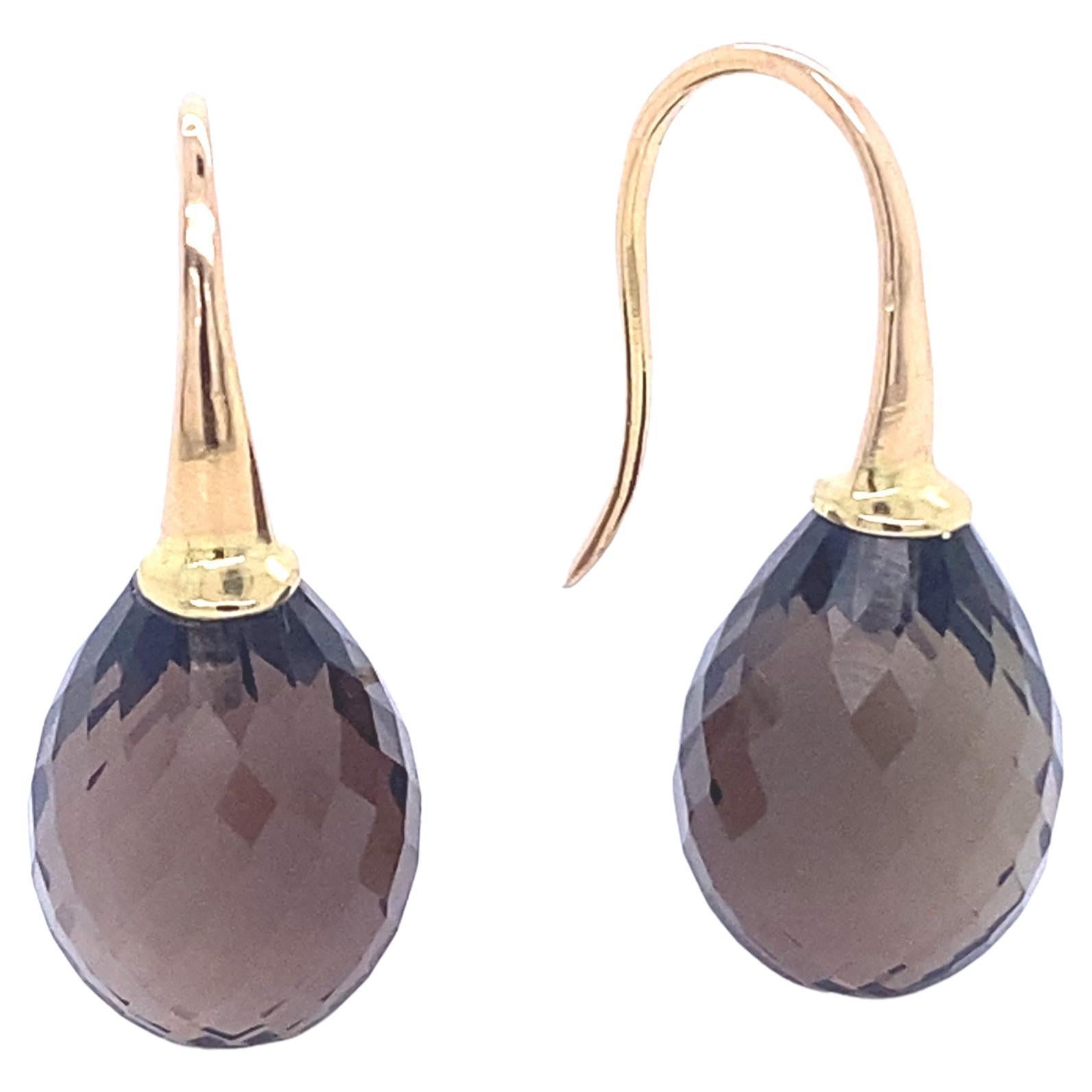Discover these magnificent earrings in 18-carat yellow gold, topped with smoky quartz, part of the Mesure et Art du Temps French collection. These earrings are a true jewel of style and elegance, adding a touch of sophistication to your outfit.

The