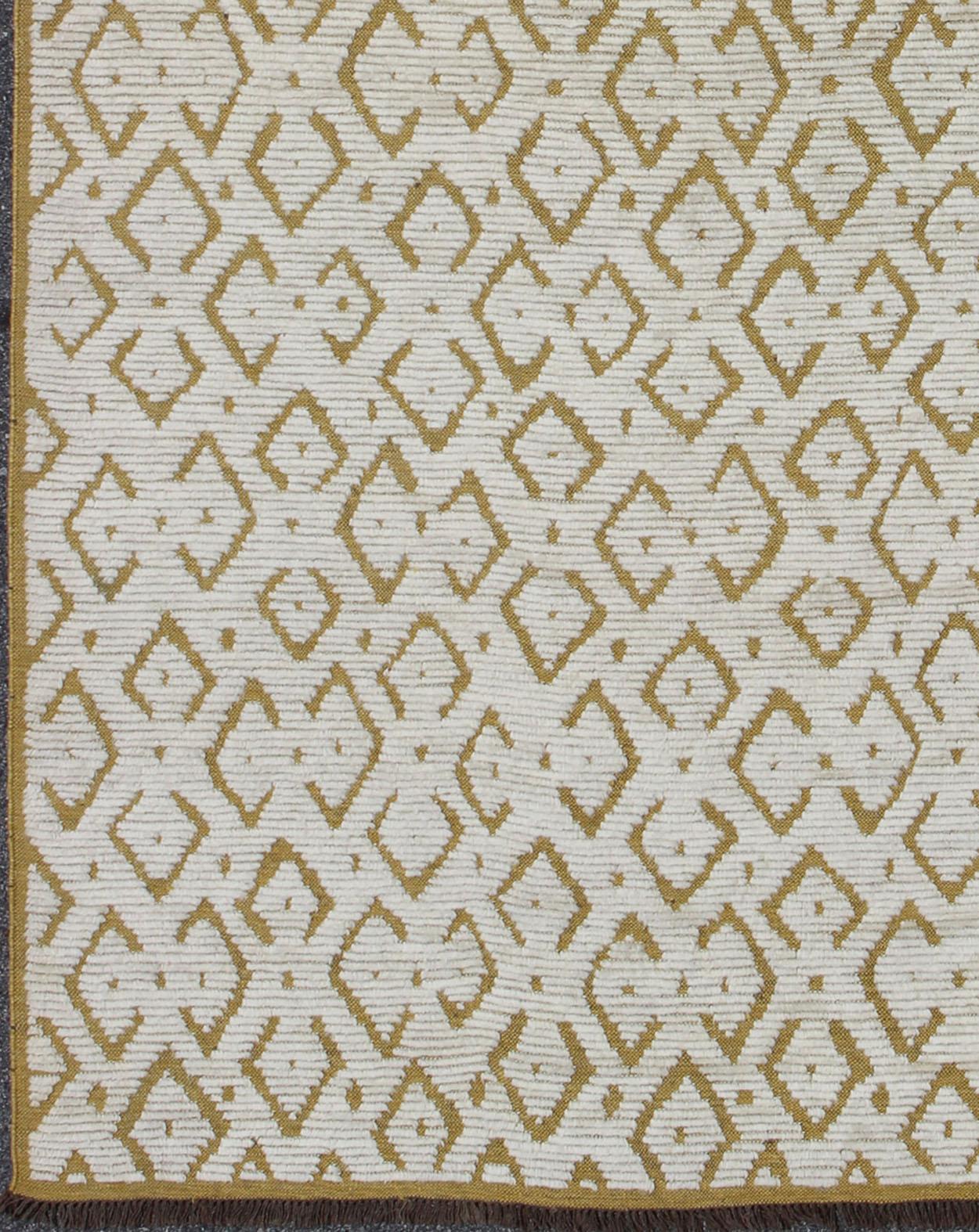 Tribal Grand tapis marocain à motif côtelé jaune, or et blanc, pour les intérieurs modernes en vente