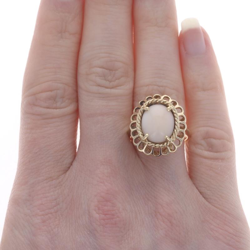 Oval Cut Yellow Gold Angel Skin Coral Cocktail Solitaire Ring 14k Oval Cab Floral Scallop For Sale