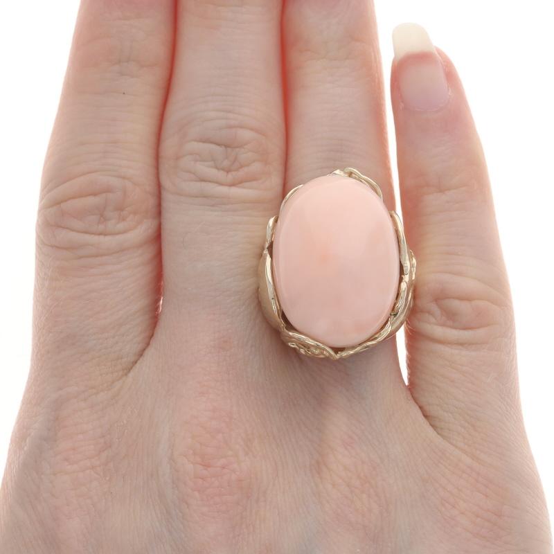 Taille ovale Bague cocktail solitaire en or jaune et corail peau d'ange avec cabochon ovale floral 14 carats en vente