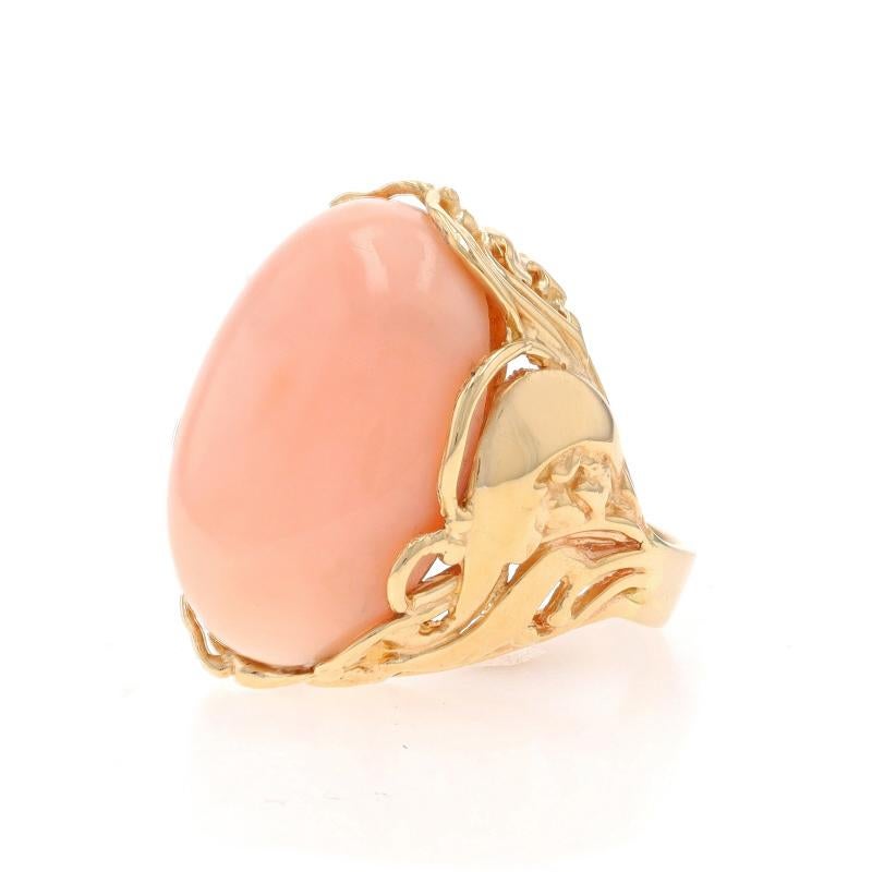 Bague cocktail solitaire en or jaune et corail peau d'ange avec cabochon ovale floral 14 carats Excellent état - En vente à Greensboro, NC