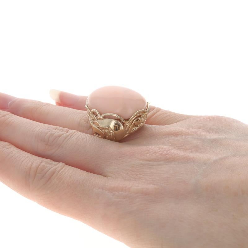 Bague cocktail solitaire en or jaune et corail peau d'ange avec cabochon ovale floral 14 carats Pour femmes en vente