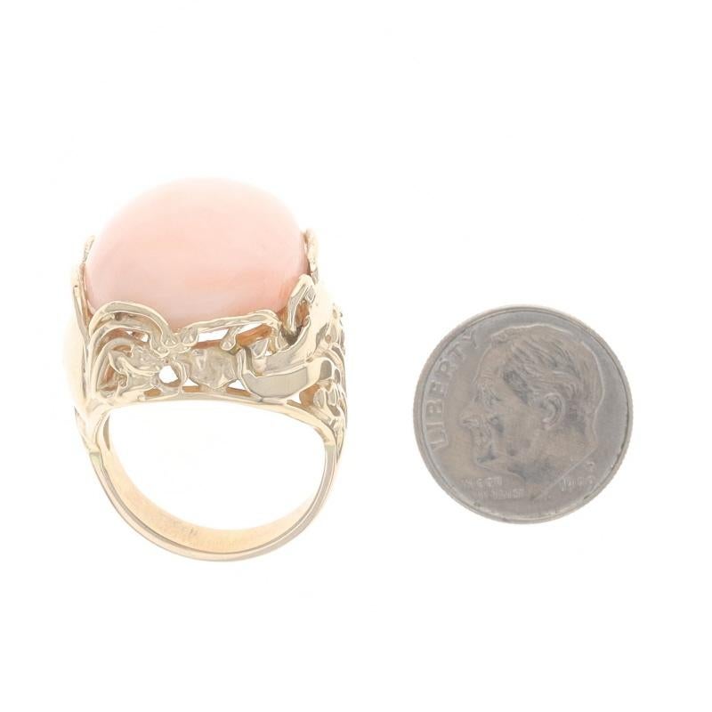 Bague cocktail solitaire en or jaune et corail peau d'ange avec cabochon ovale floral 14 carats en vente 1