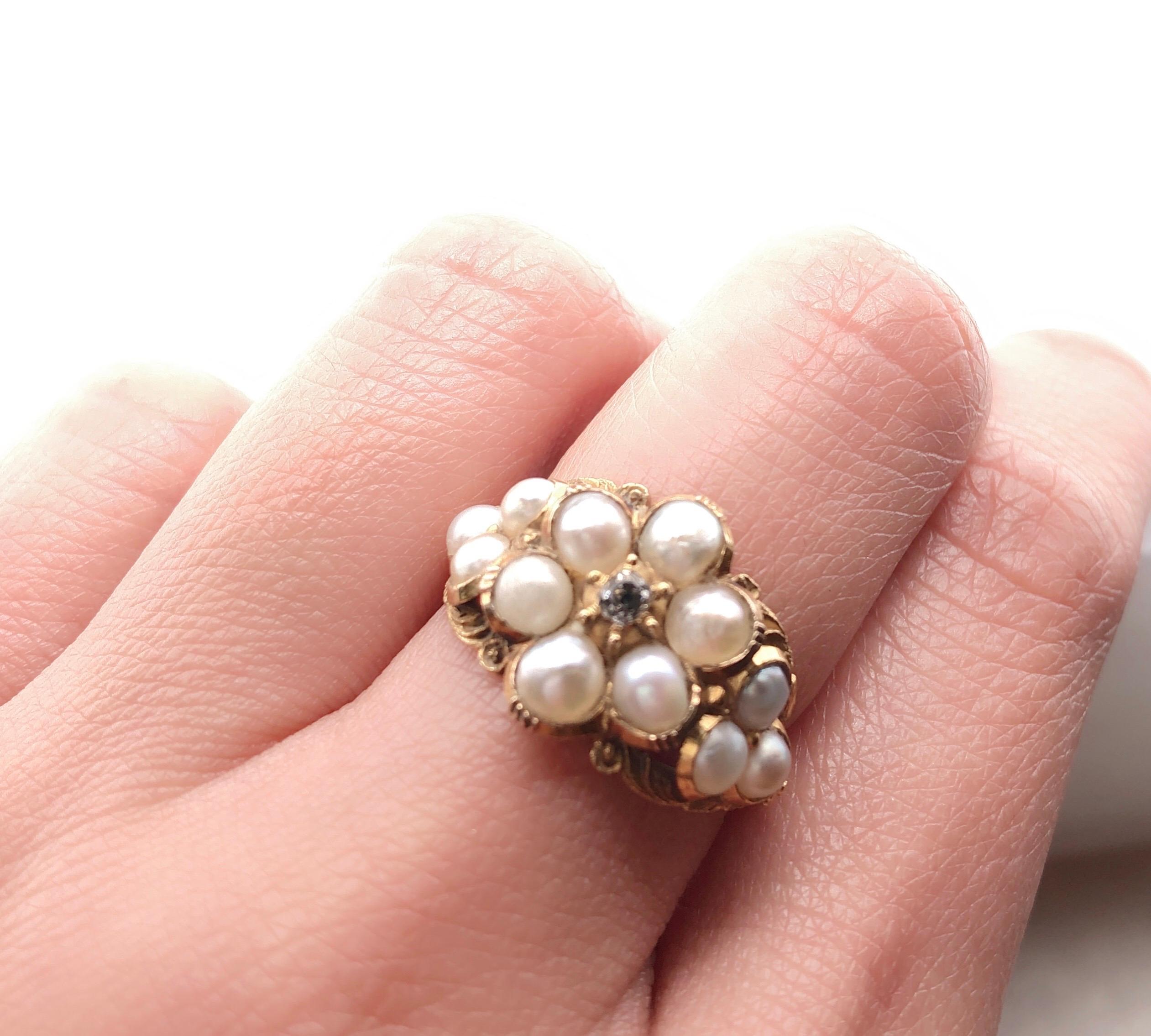 Yellow Gold Antique Cluster of Pearl Ring with Diamond For Sale 3