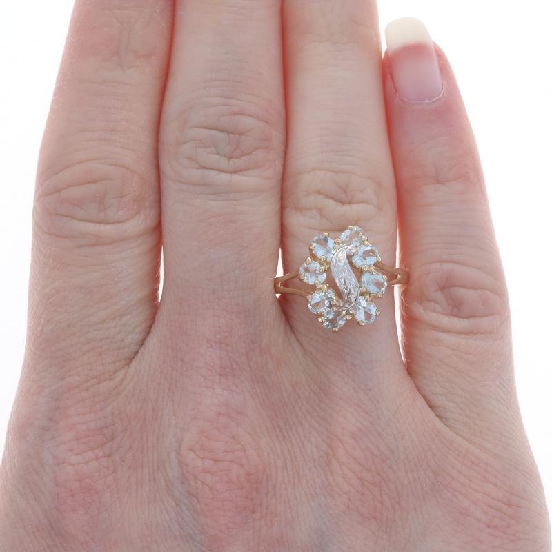 Taille ovale Bague grappe aigue-marine ovale en or jaune 14 carats (1,12 ctw) en vente
