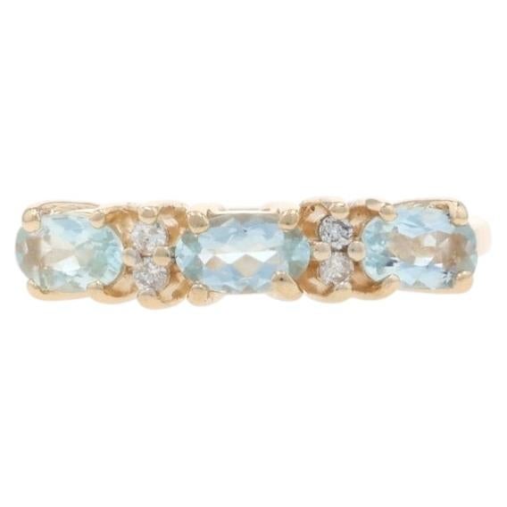 Anneau en or jaune avec aigue-marine et diamant - 14k Oval .64ctw Three-Stone Ring en vente