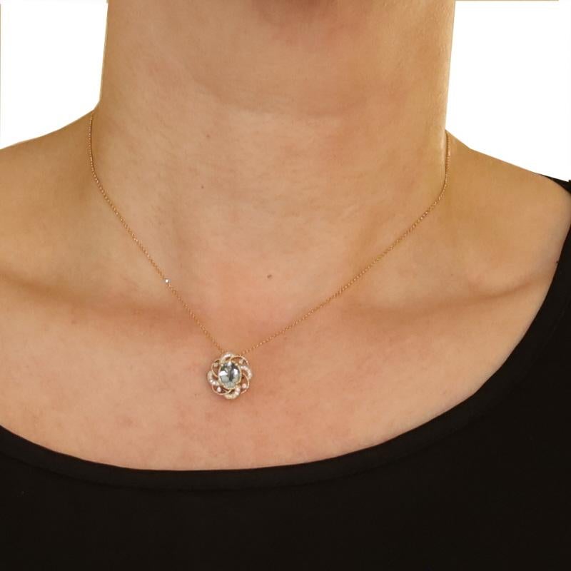 Taglio ovale Collana con ciondolo in oro giallo con acquamarina e diamanti 15 1/2