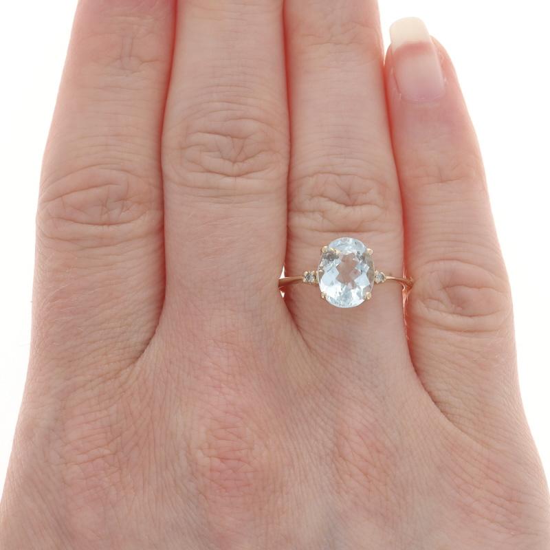Taille ovale Bague aigue-marine diamantée ovale en or jaune 14 carats 2,28 carats en vente