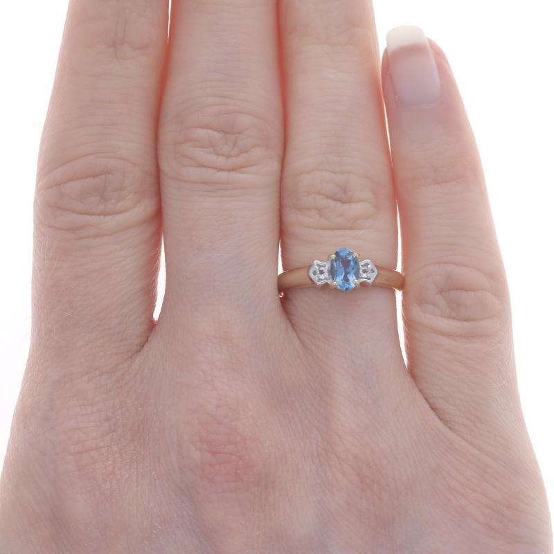 Taille ovale Bague en or jaune aigue-marine et topaze blanche - 14k ovale .46ctw Knife-Edge en vente