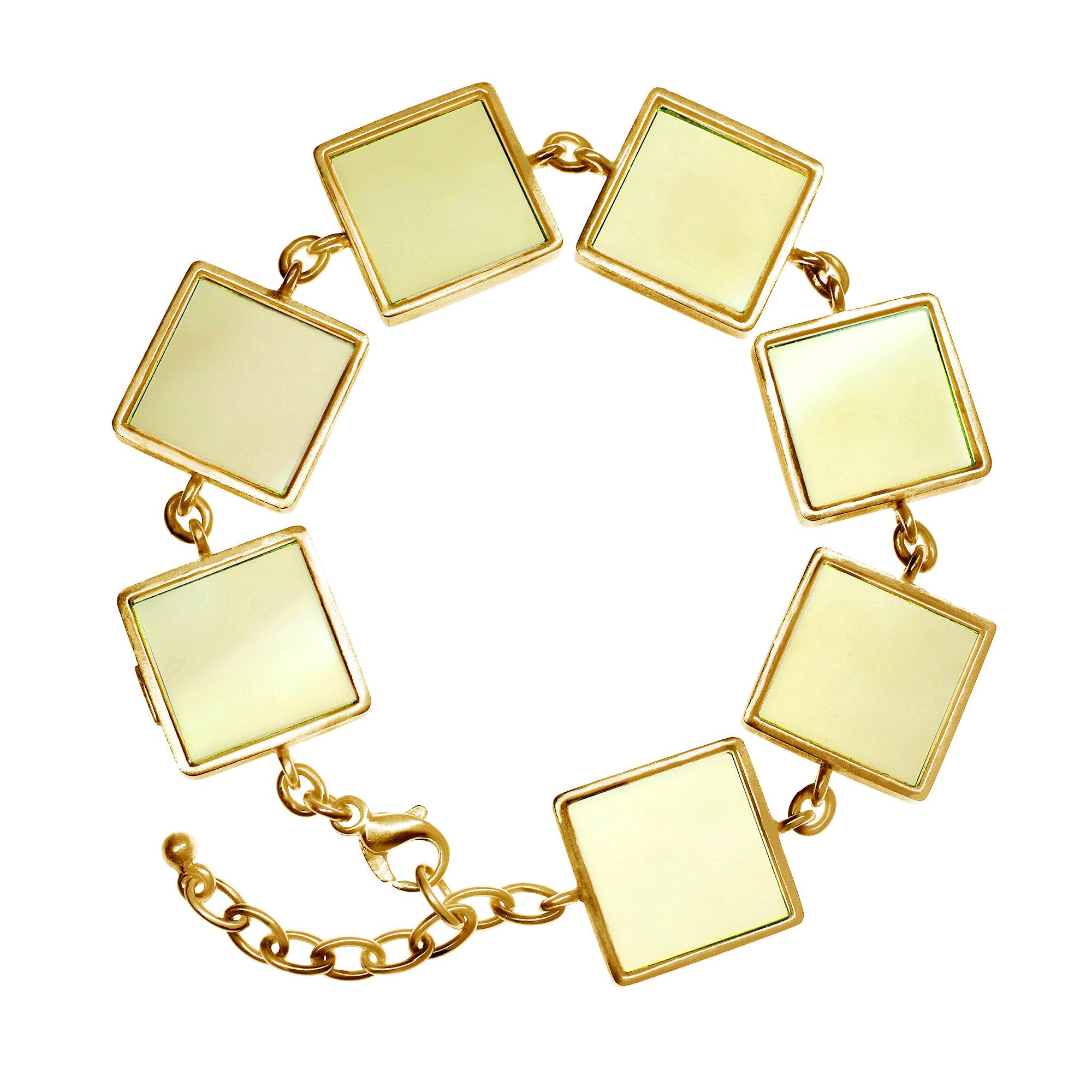 Bracelet en or jaune de style Art déco avec de gros quartz citrons, présenté dans Vogue