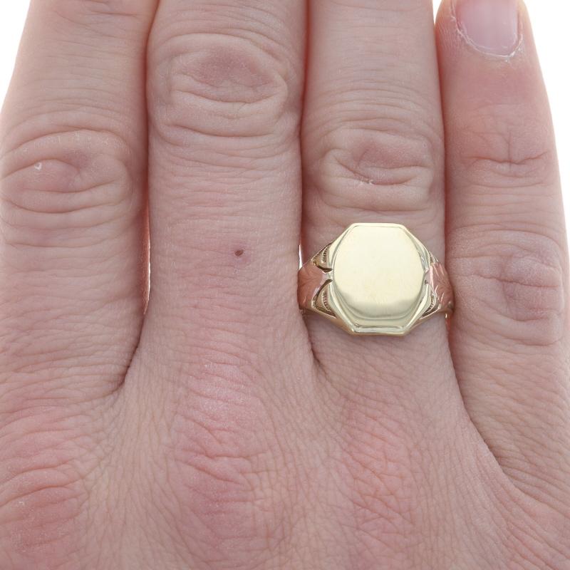 Yellow Gold Art Deco Men's Signet Ring - 14k Vintage Engravable In Excellent Condition For Sale In Greensboro, NC