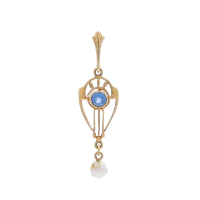 Époque : Art déco
Date : années 1920 - années 1930

Contenu du métal : Or jaune 14k

Informations sur les pierres
Saphir naturel
Traitement : Chauffage
Carat(s) : .24ct
Coupe : Ronde
Couleur : Bleu

Perle naturelle
Couleur : Crème

Total des carats