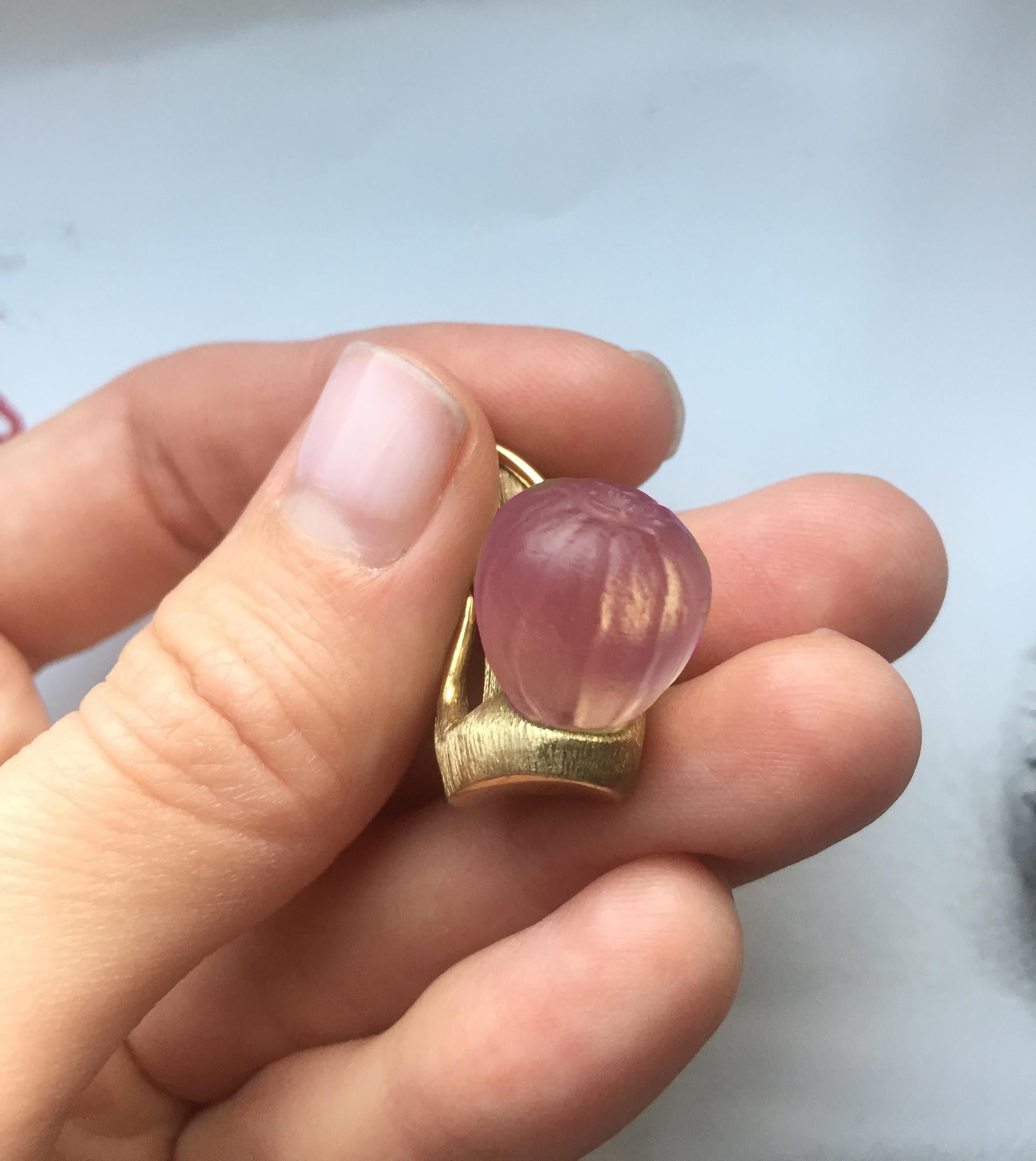 Diese Halskette mit Feigenanhänger im Jugendstil ist aus 14 Karat Gelbgold mit einem Rosenquarz gefertigt. Die Collection'S wurde in einem Editorial von Harper's Bazaar UA vorgestellt.

Die Feigenfrucht ist eine einzigartige, handgefertigte Skulptur