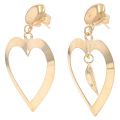 Asymmetrische Herz-Ohrringe aus Gelbgold - 14k Liebe durchbohrt