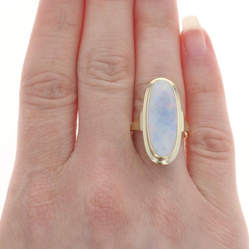 Taille ovale Bague cocktail solitaire ovale en or jaune 14 carats avec opale australienne