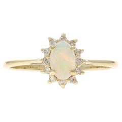 Anillo de oro amarillo con halo de diamantes y ópalo australiano - 14k Cabujón ovalado .31ctw