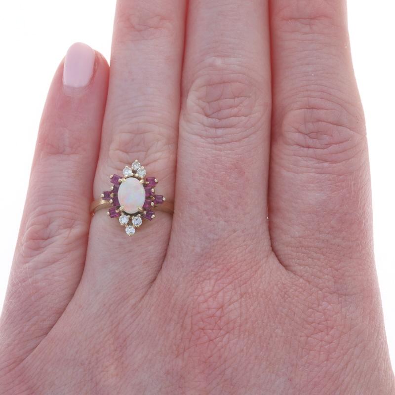Taglio ovale Anello in oro giallo Opale Australiano Diamante Rubino 14k Ovale Cabochon 1.25ctw Halo in vendita
