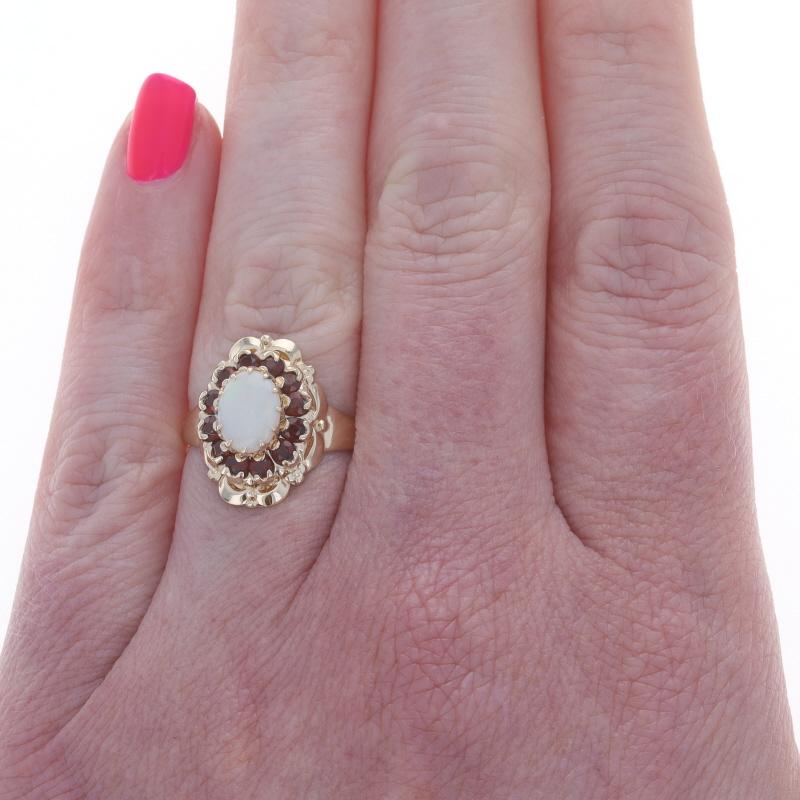 Taille ovale Or jaune Opale australienne Garnet Halo Ring 10k 1.88ctw Floral en vente