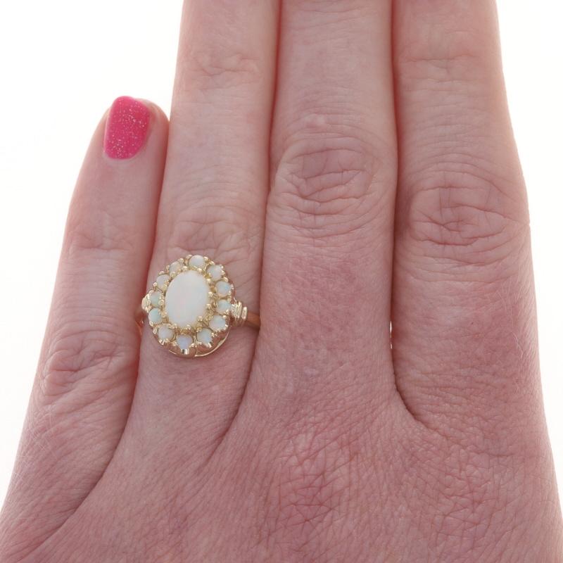 Taglio rotondo Anello aureola in oro giallo australiano 10k con cabochon ovale e cabochon rotondo 1,14ctw in vendita