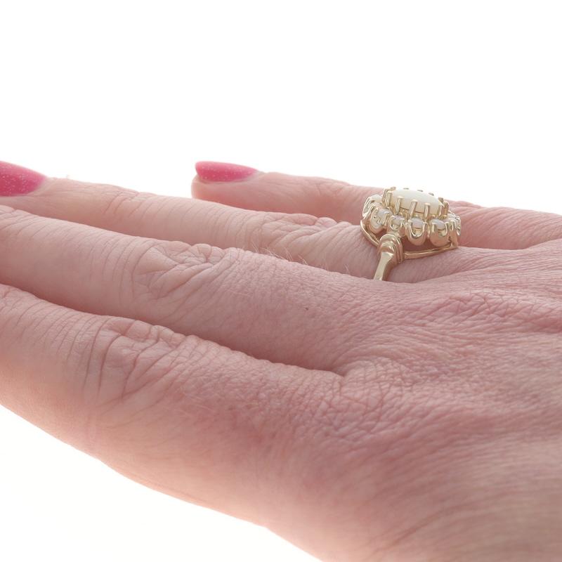 Anello aureola in oro giallo australiano 10k con cabochon ovale e cabochon rotondo 1,14ctw In condizioni ottime in vendita a Greensboro, NC